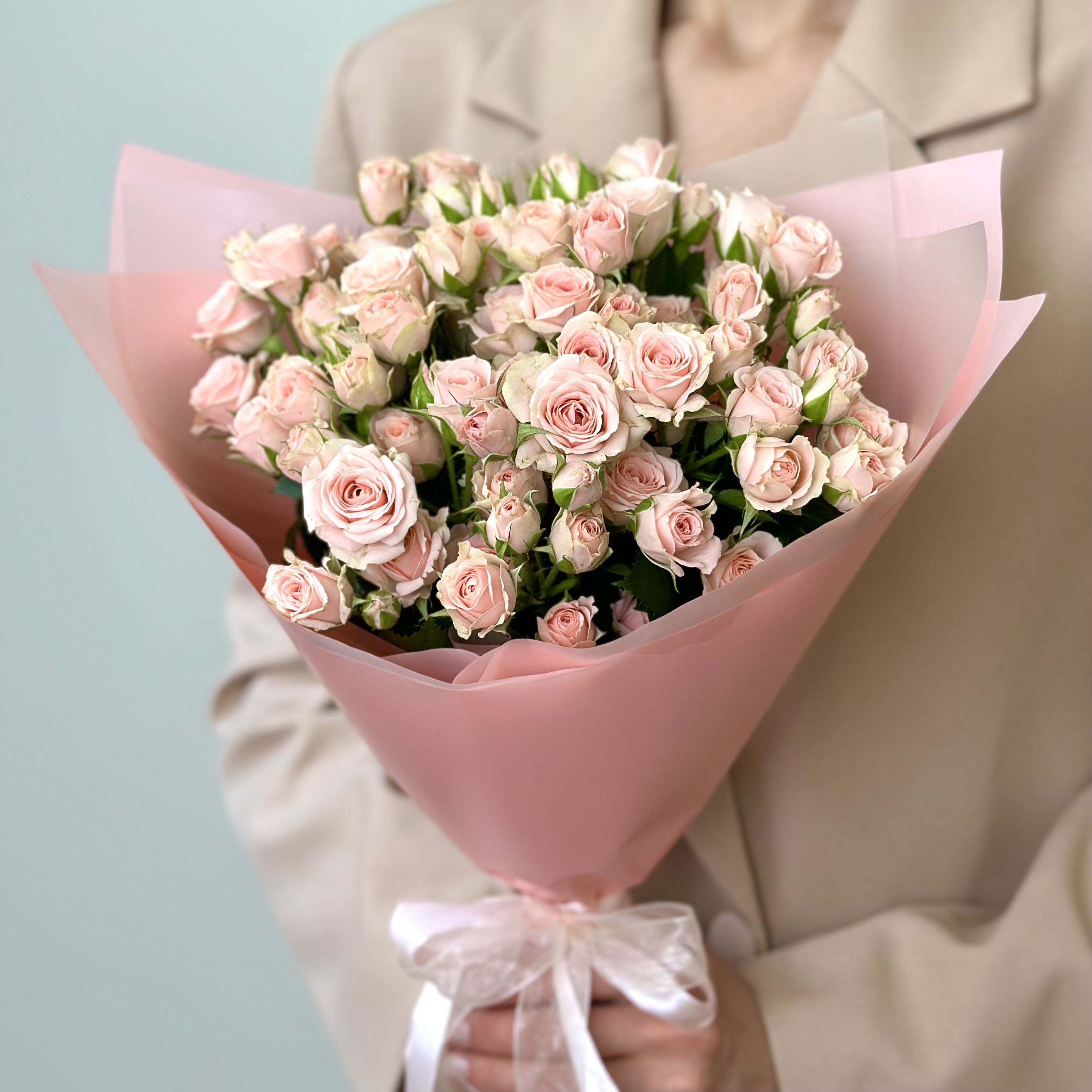 Букет из 17 кустовых розовых роз букет в голубой шляпной коробке amour из 33 белых и розовых кустовых роз эквадор