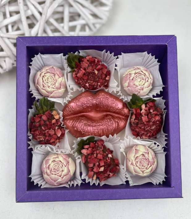 Для crm Клубника в бельгийском шоколаде с цветами "Сладкоежка"