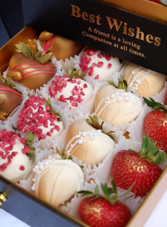 Для crm Коробка шкатулка премиум "Мадонна" с розами из шоколада и клубники