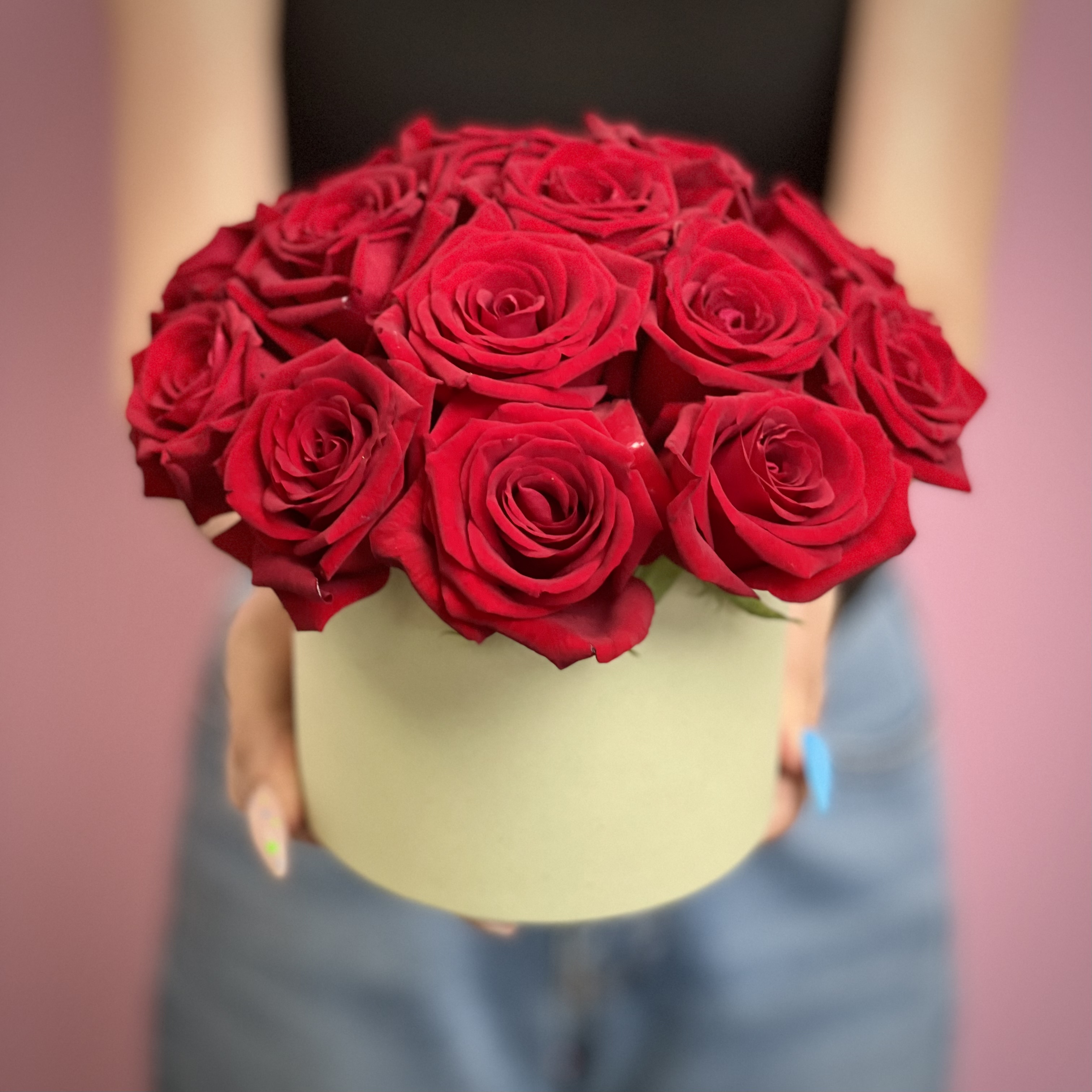 Красные розы в шляпной коробке XS 023699 1