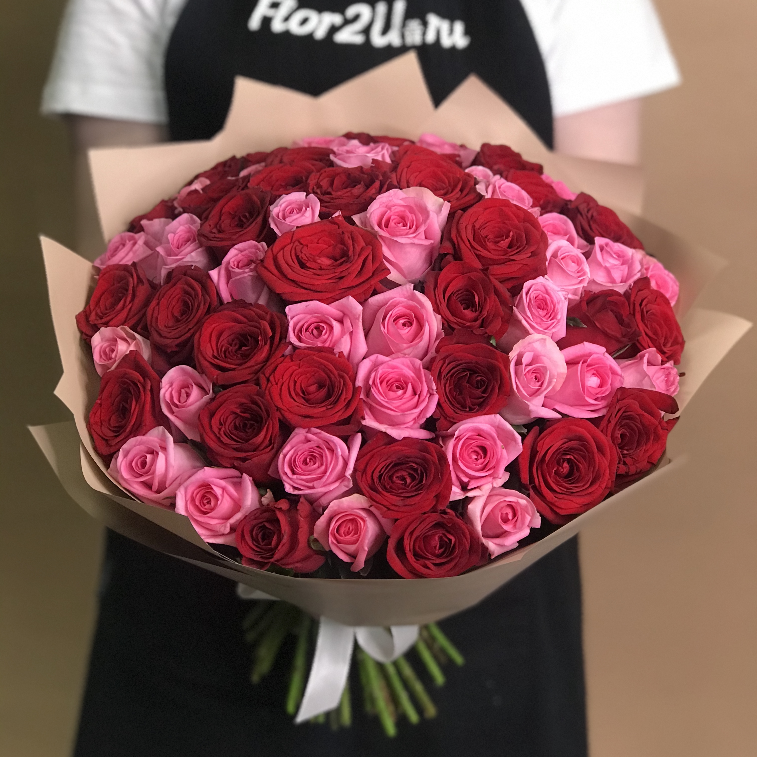 Букет из красных и розовых роз 71 шт. (40 см)