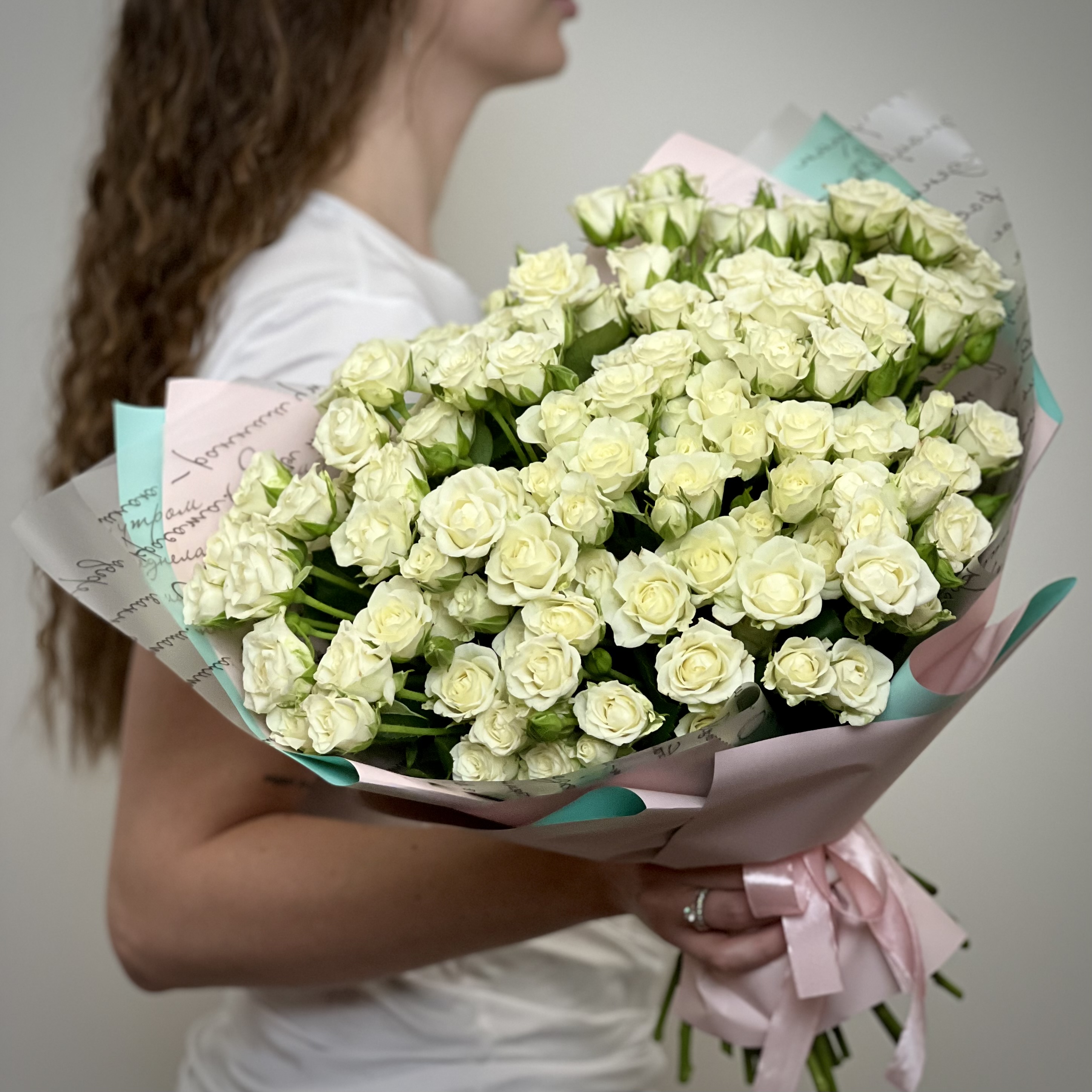 Букет из 31 кустовой белой розы букет из 31 кустовой белой розы