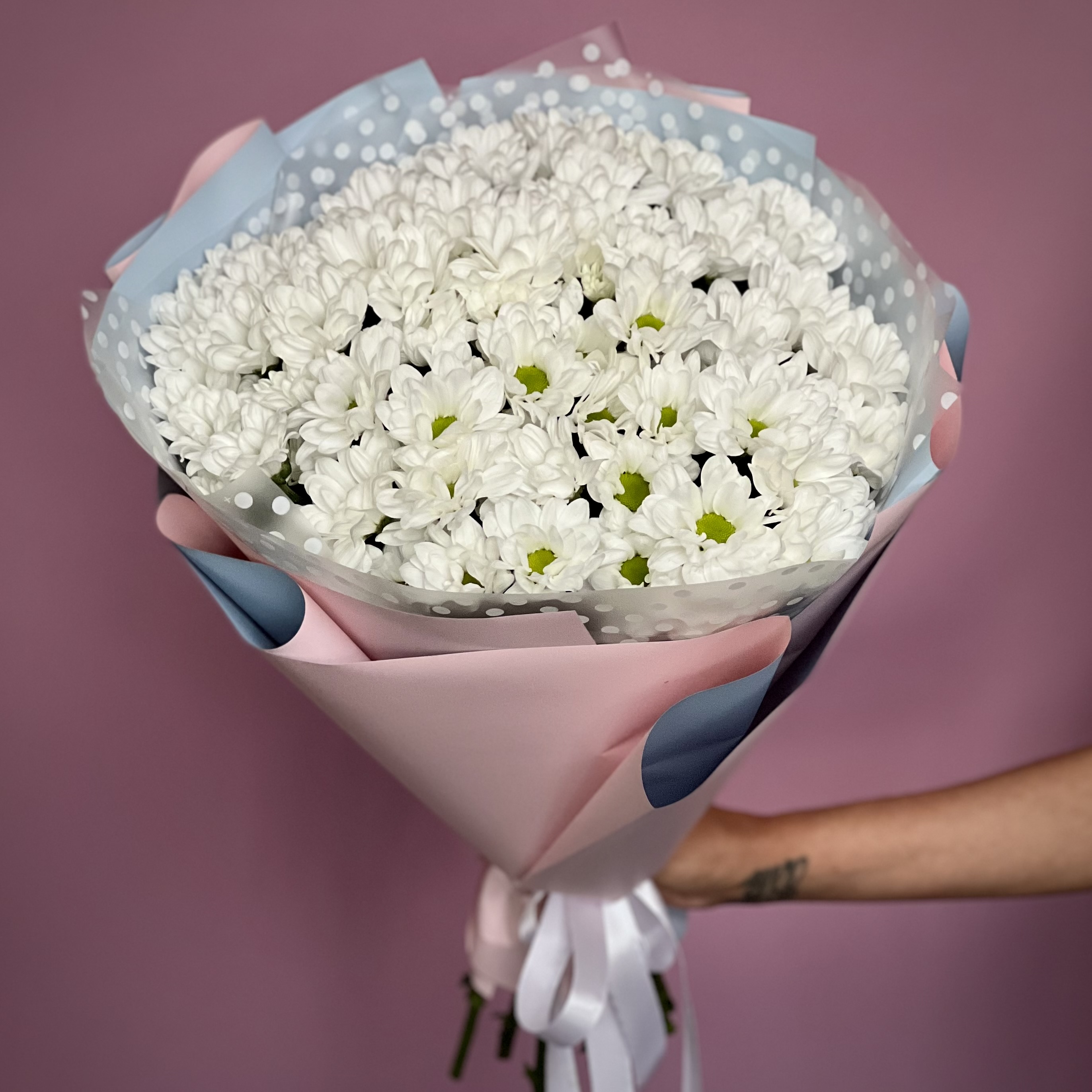 Хризантемы Букет из 11 кустовых белых хризантем