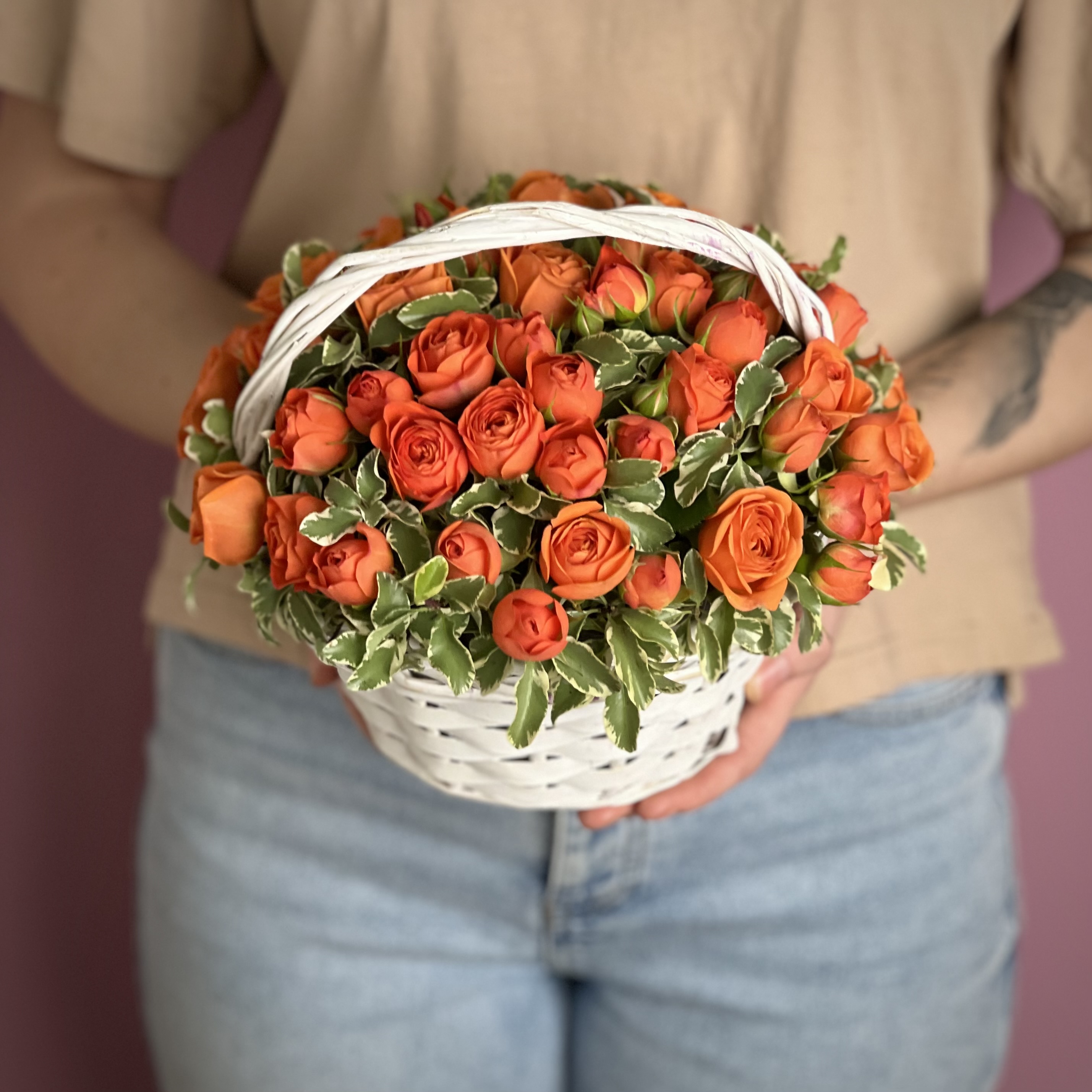 Цветы в корзине Оранжевые кустовые розы в корзине XS
