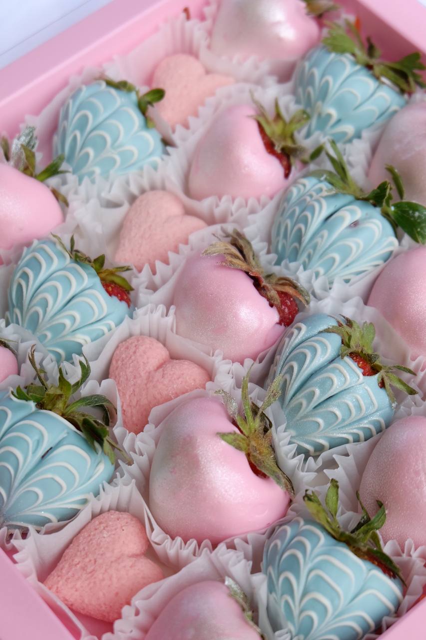 Для crm Коробка клубника в шоколаде с сердцем "Мгновение"