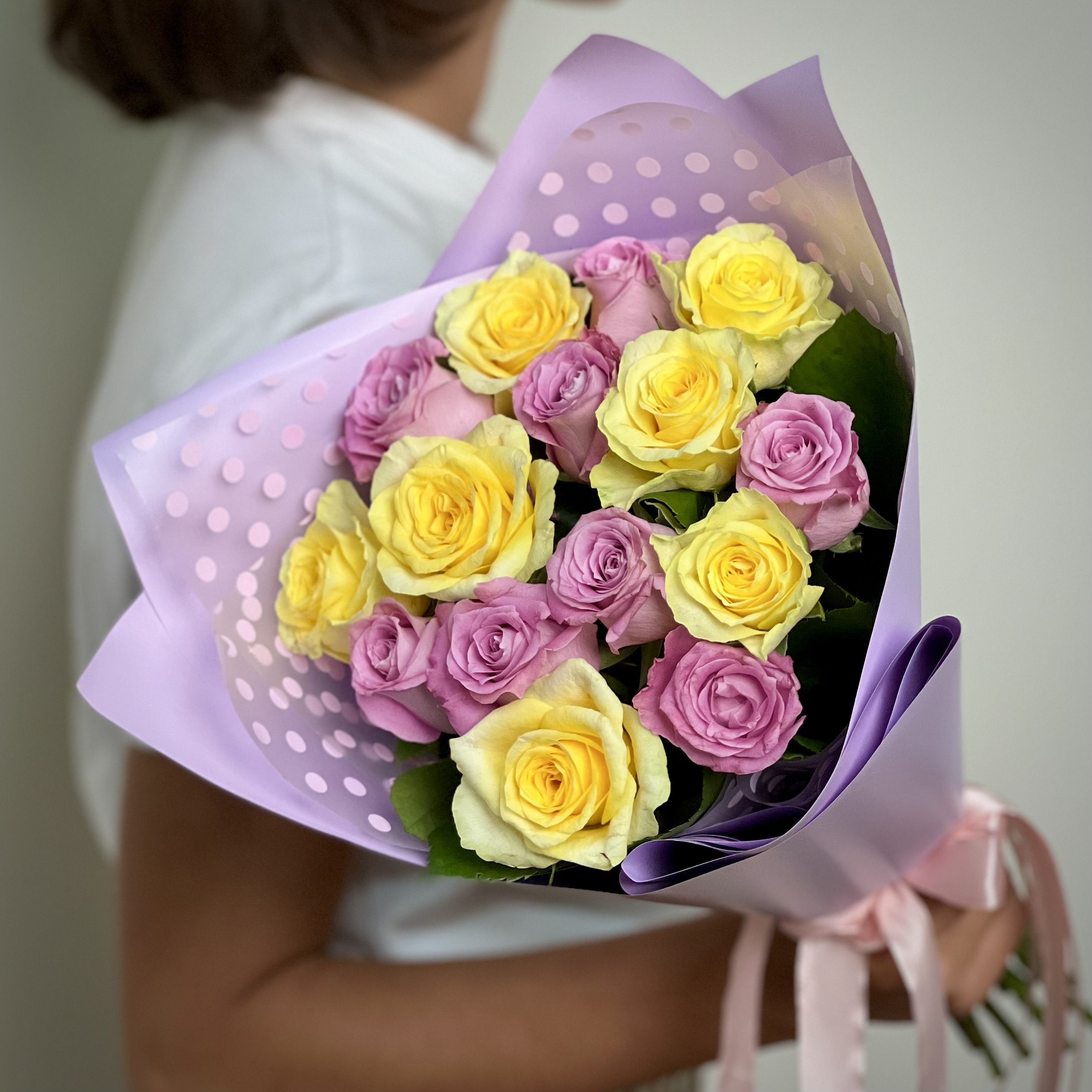 Букет из 17 желтых и розовых роз цена и фото