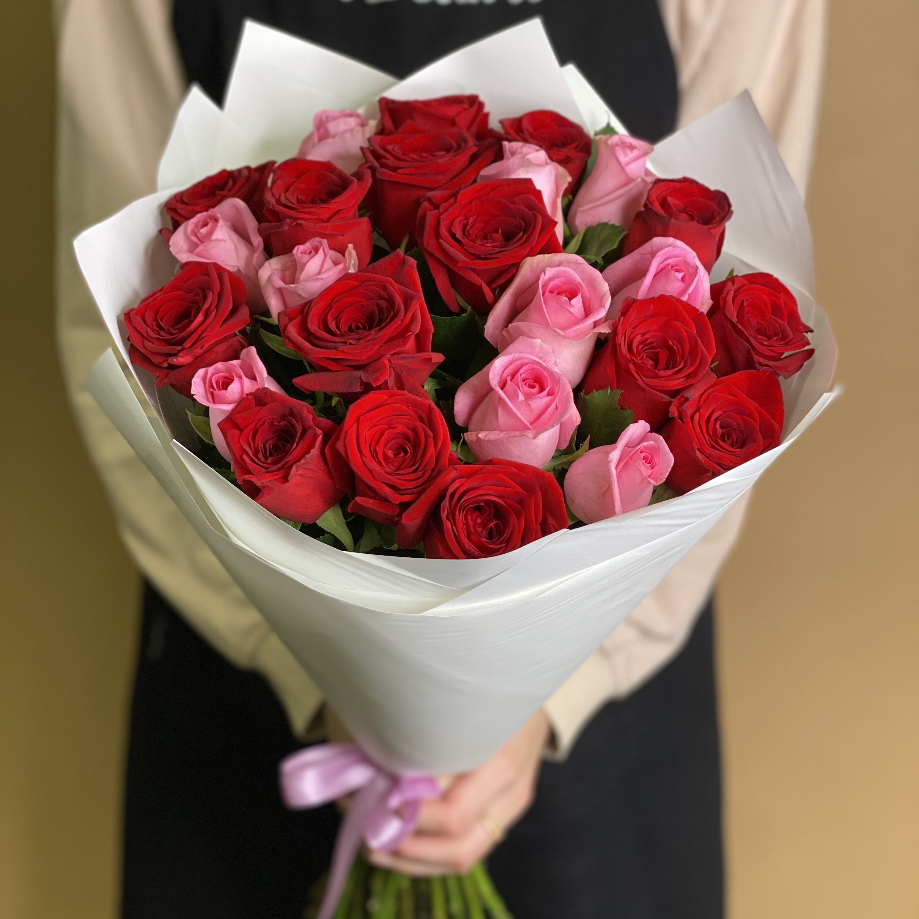 Букет из красных и розовых роз 25 шт. (70 см)