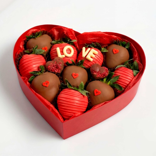 Для crm Коробка Love is c надписью "LOVE"