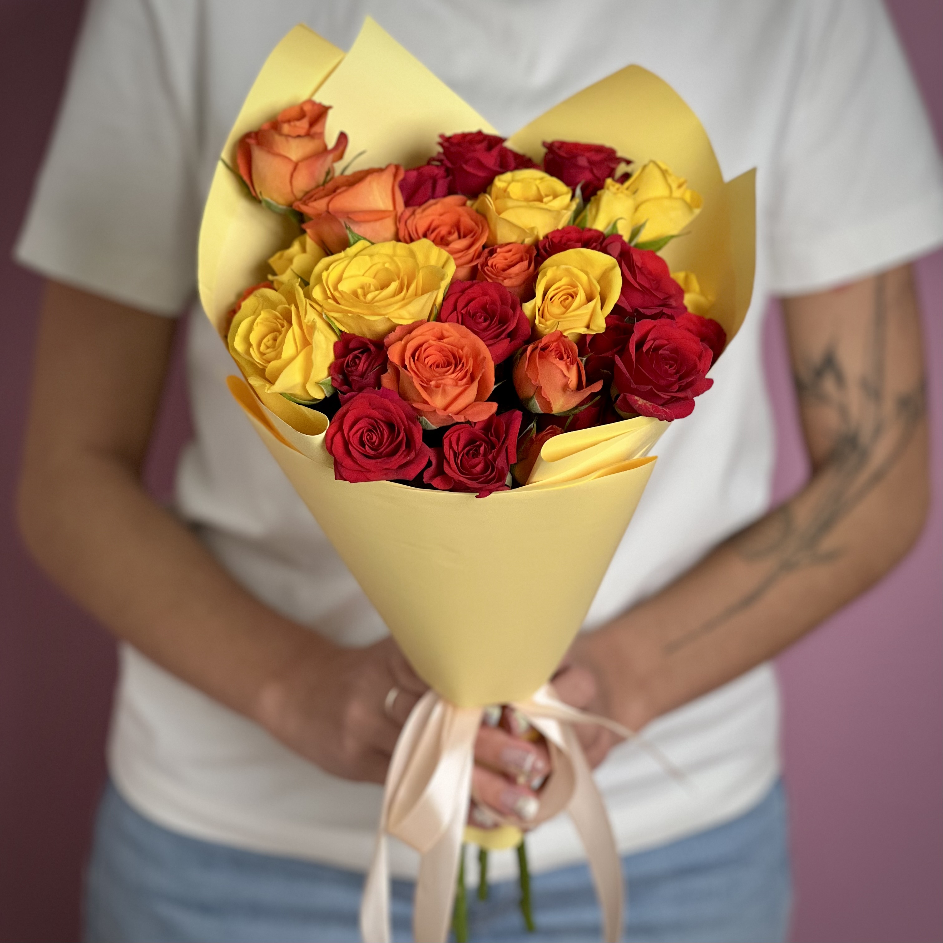 Кустовая роза Букет из 7 ярких кустовых роз