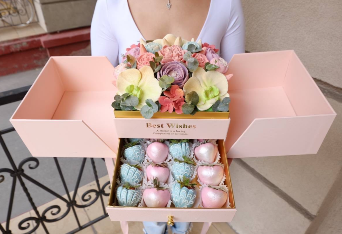 Для crm Коробка шкатулка "Сюрприз" с микс цветами из шоколада и клубникой