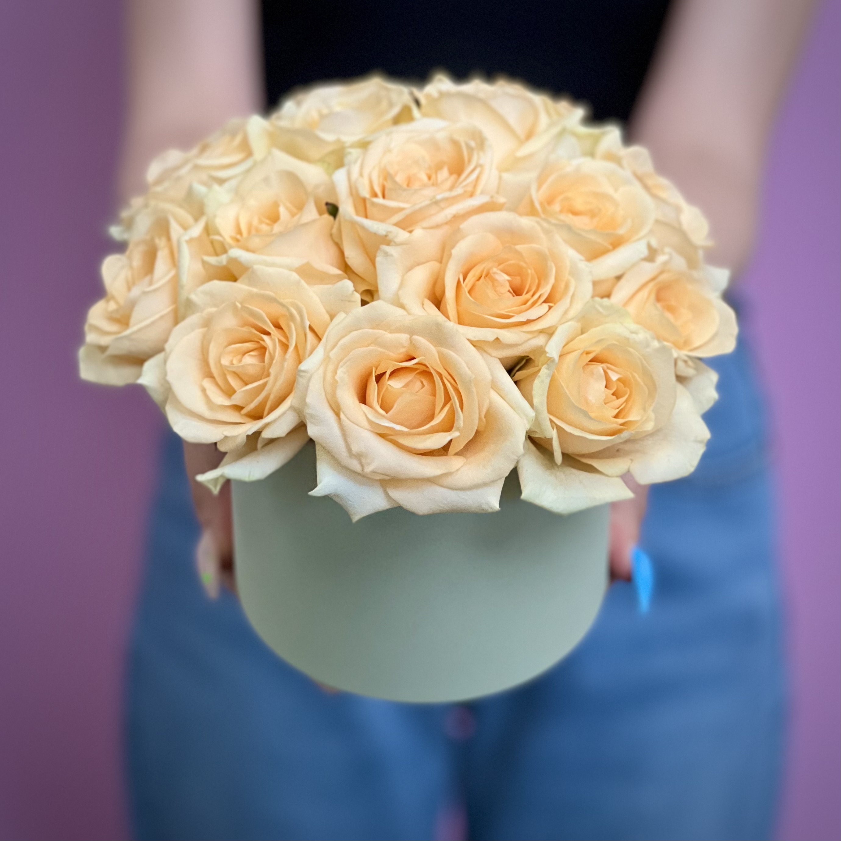 Кремовые розы в шляпной коробке XS белая кустовая хризантема в шляпной коробке xs