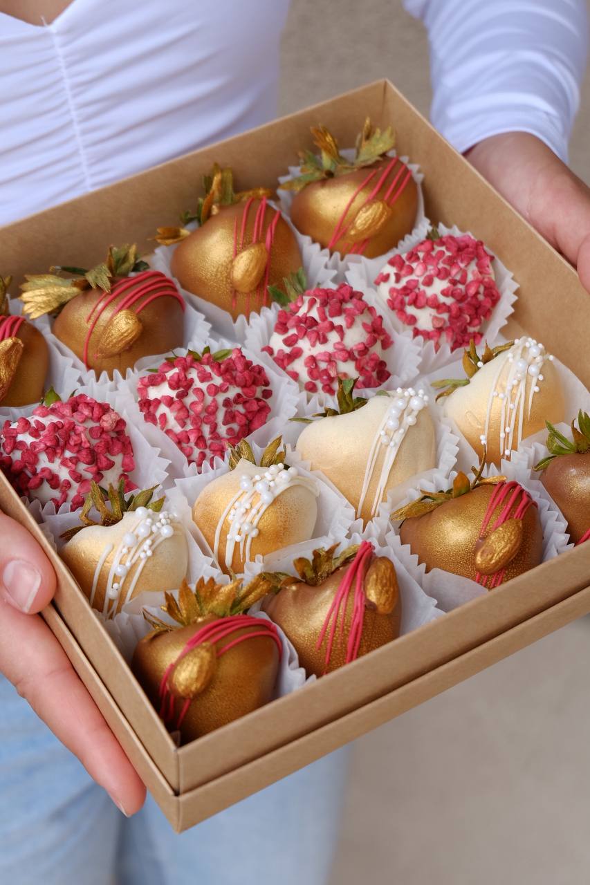 Для crm Коробка с клубникой в шоколаде "Эмоции"