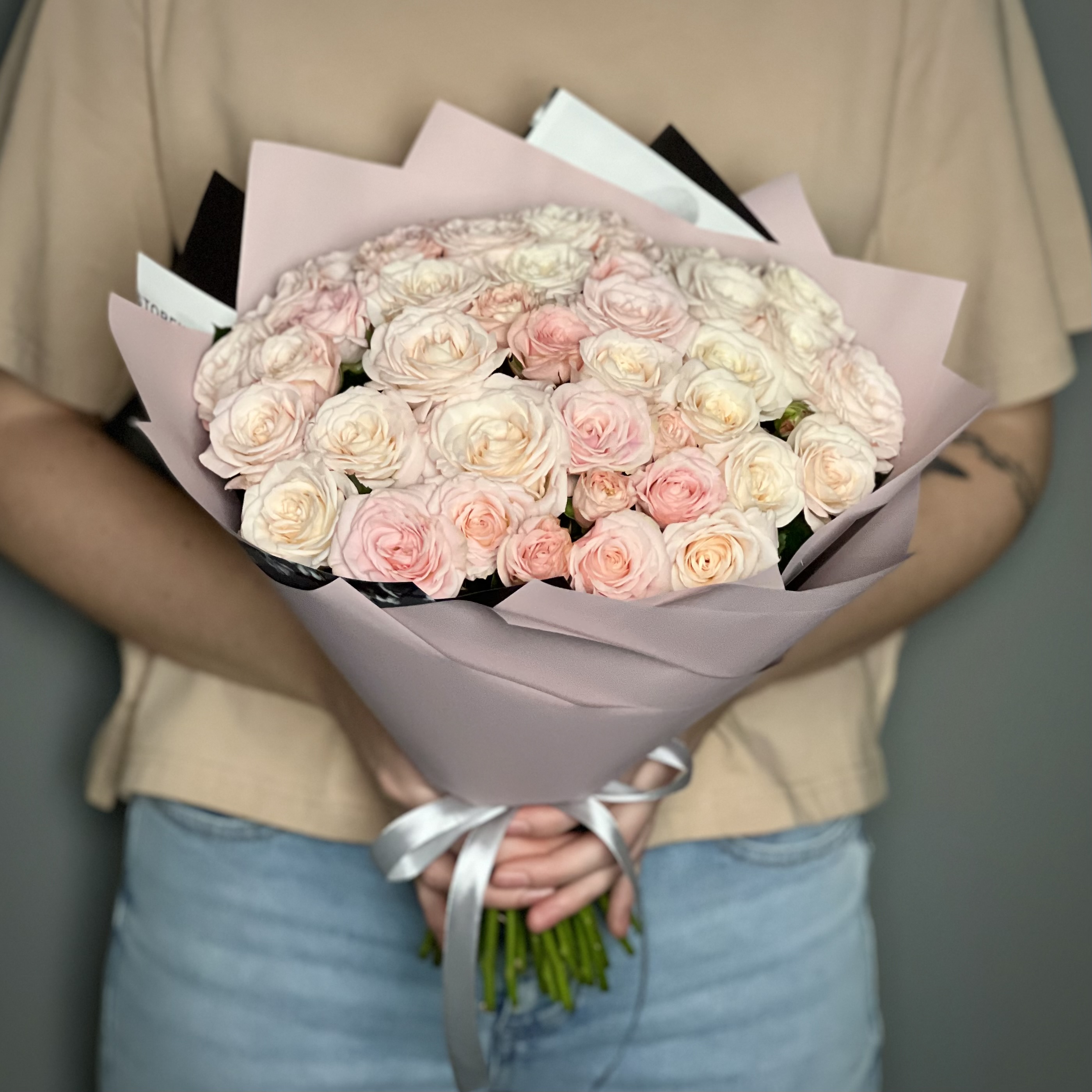 Кустовая роза Букет из 25 розовых кустовых пионовидных роз