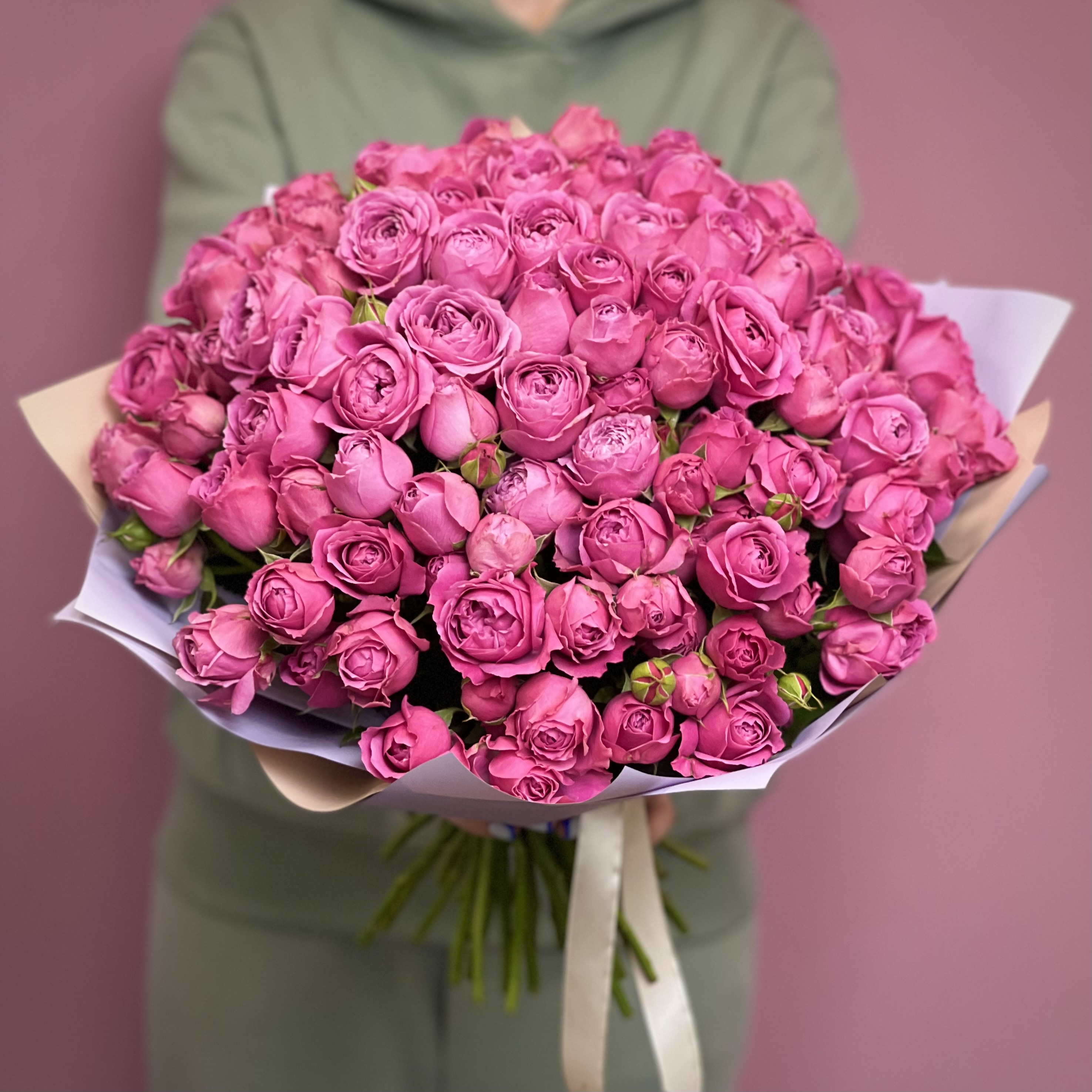 букет из 51 кустовой розовой розы Букет из 51 малиновой кустовой пионовидной розы