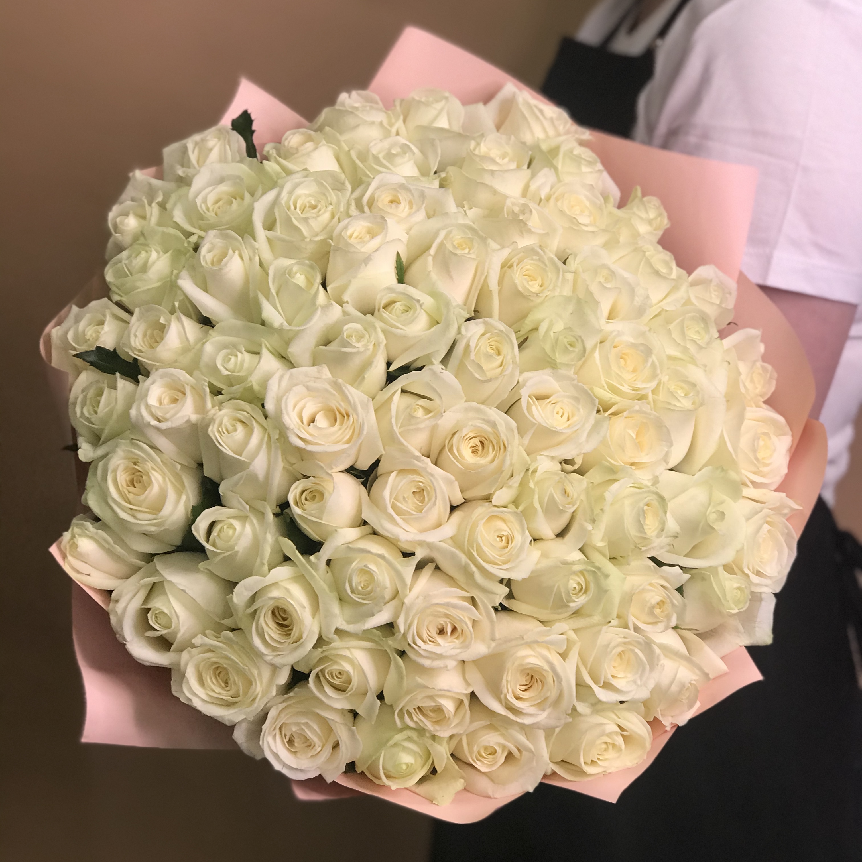 Букет из 71 белой розы (40 см)