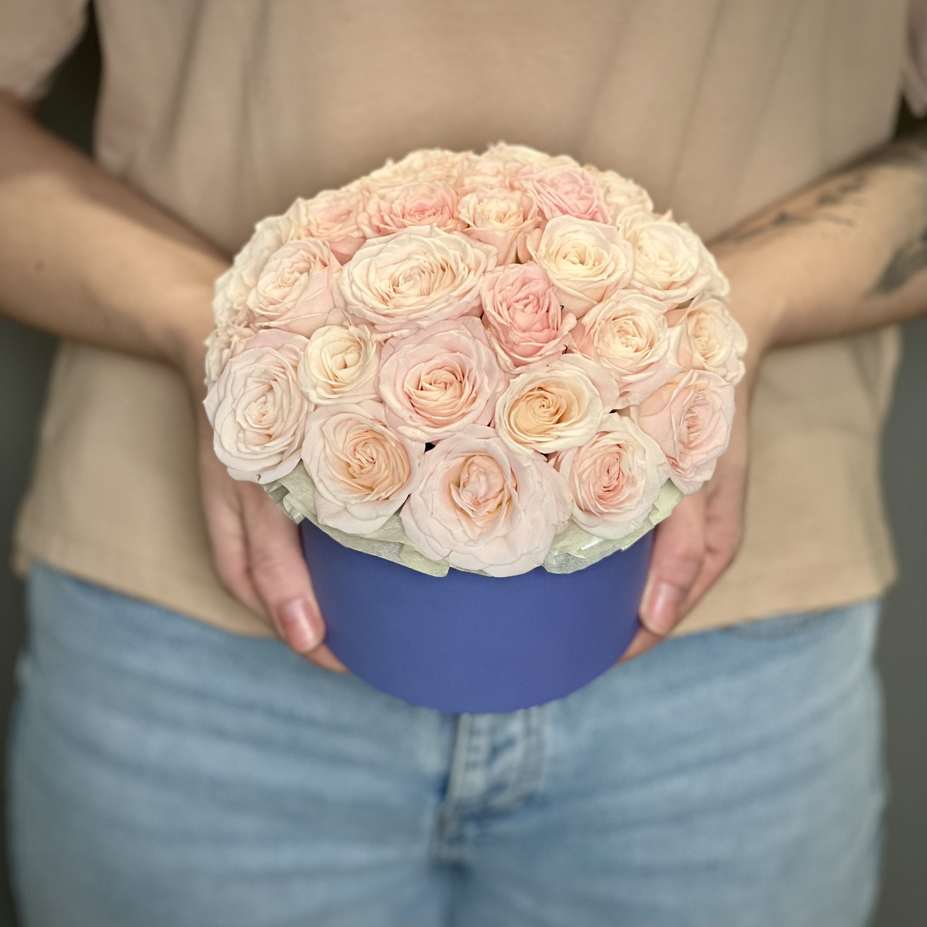 Цветы в коробке Розовые кустовые пионовидные розы в коробке XS