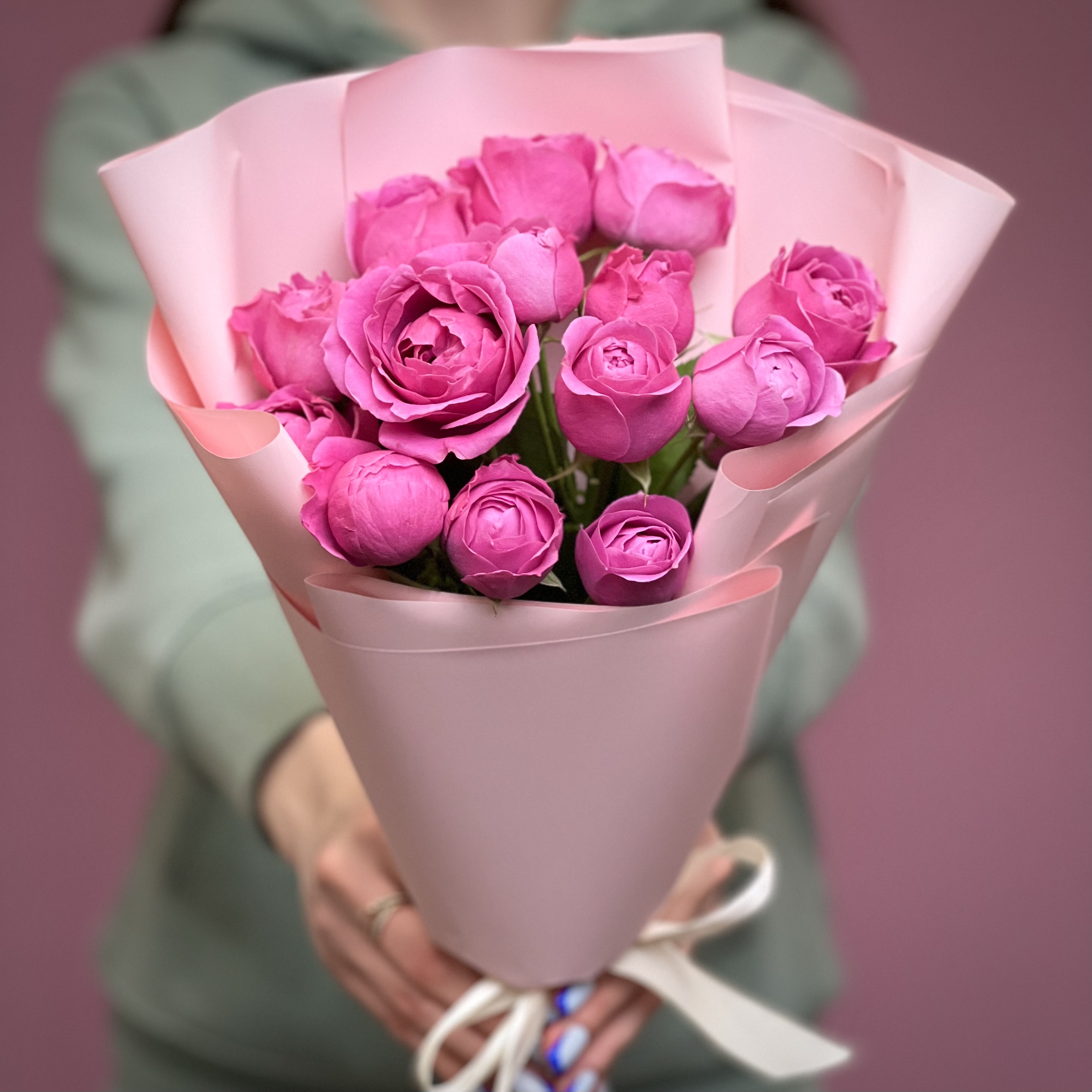 Букет из 5 малиновых кустовых пионовидных роз букет из 5 розовых кустовых пионовидных роз