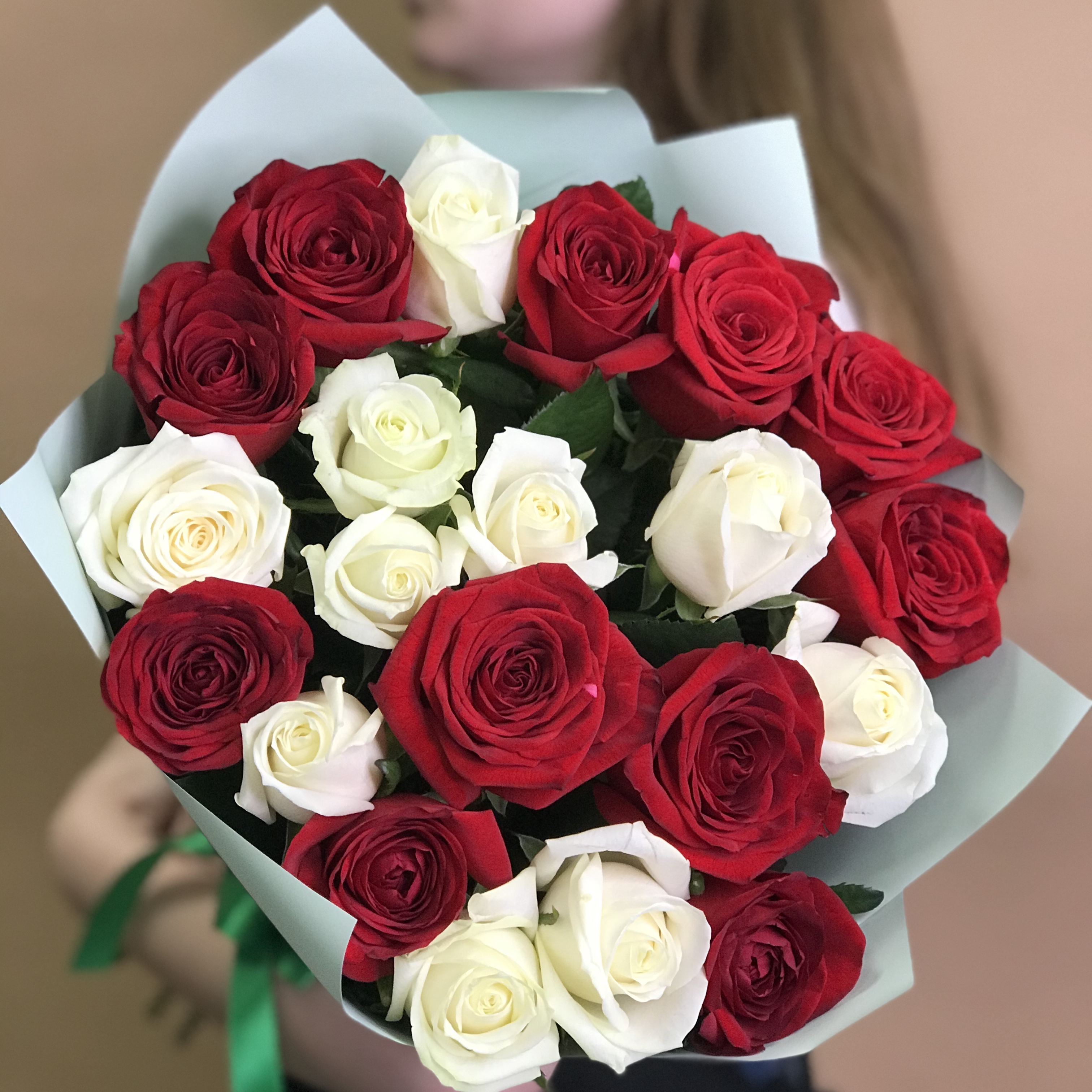Розы Букет из красных и белых роз 21 шт. (60 см)