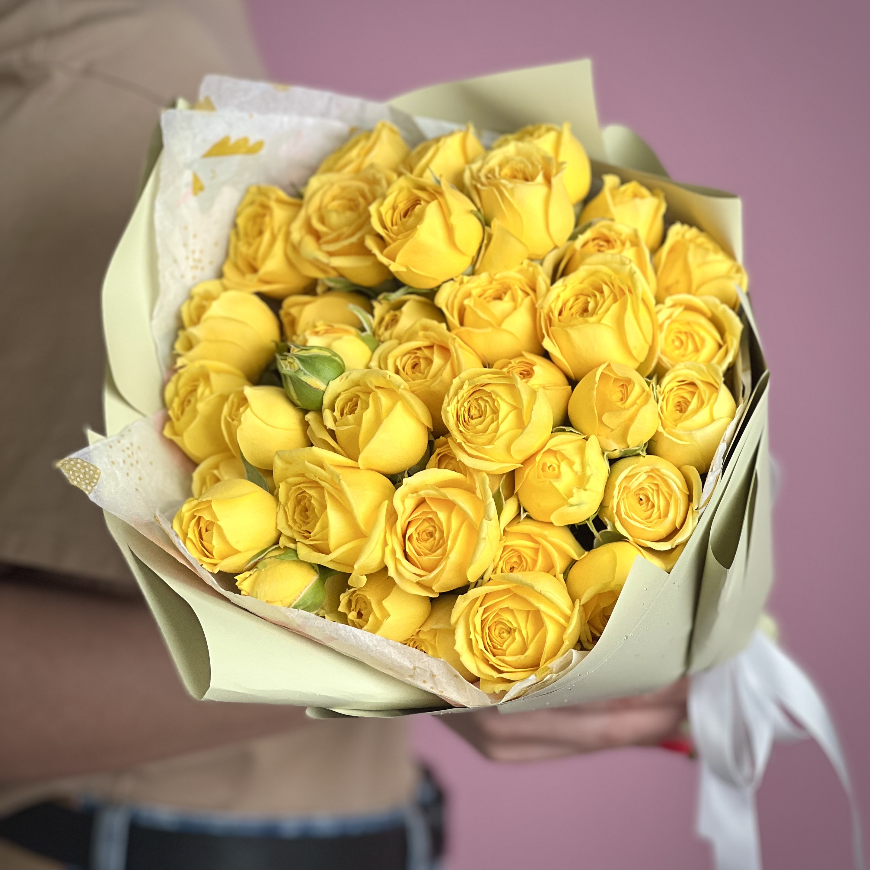 Кустовая роза Букет из 13 желтых кустовых пионовидных роз