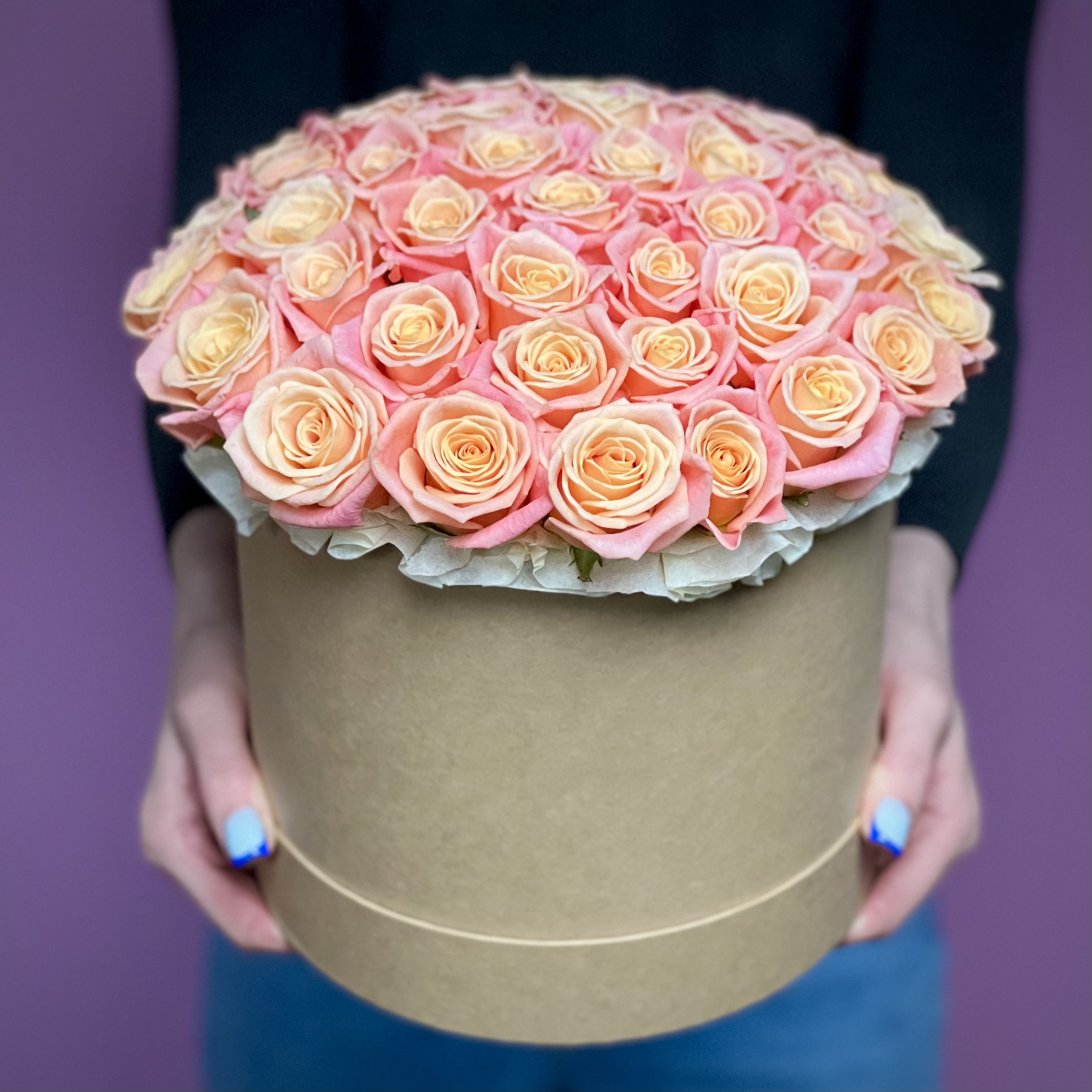 Букеты из роз Коралловые розы в коробке L