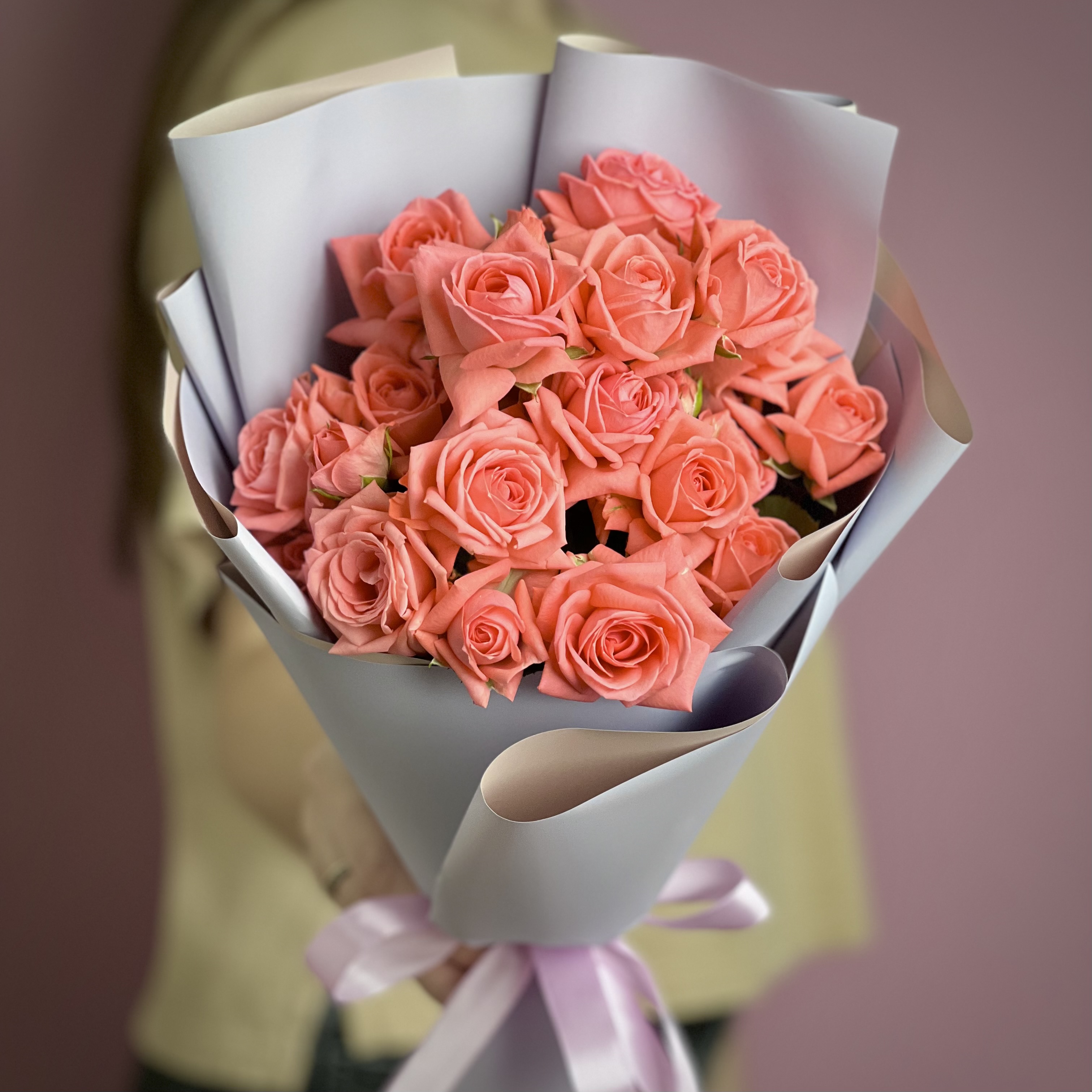 Букет из 7 кустовых коралловых роз букет из 7 нежных кустовых роз