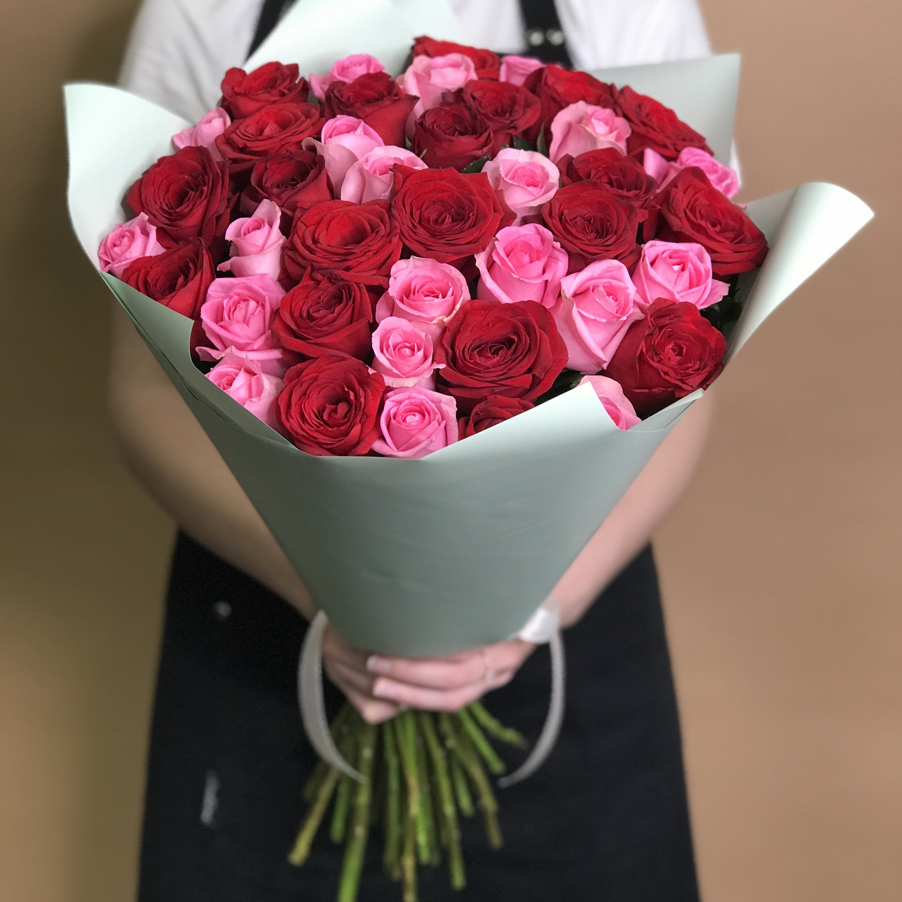 Букет из красных и розовых роз 41 шт. (60 см)