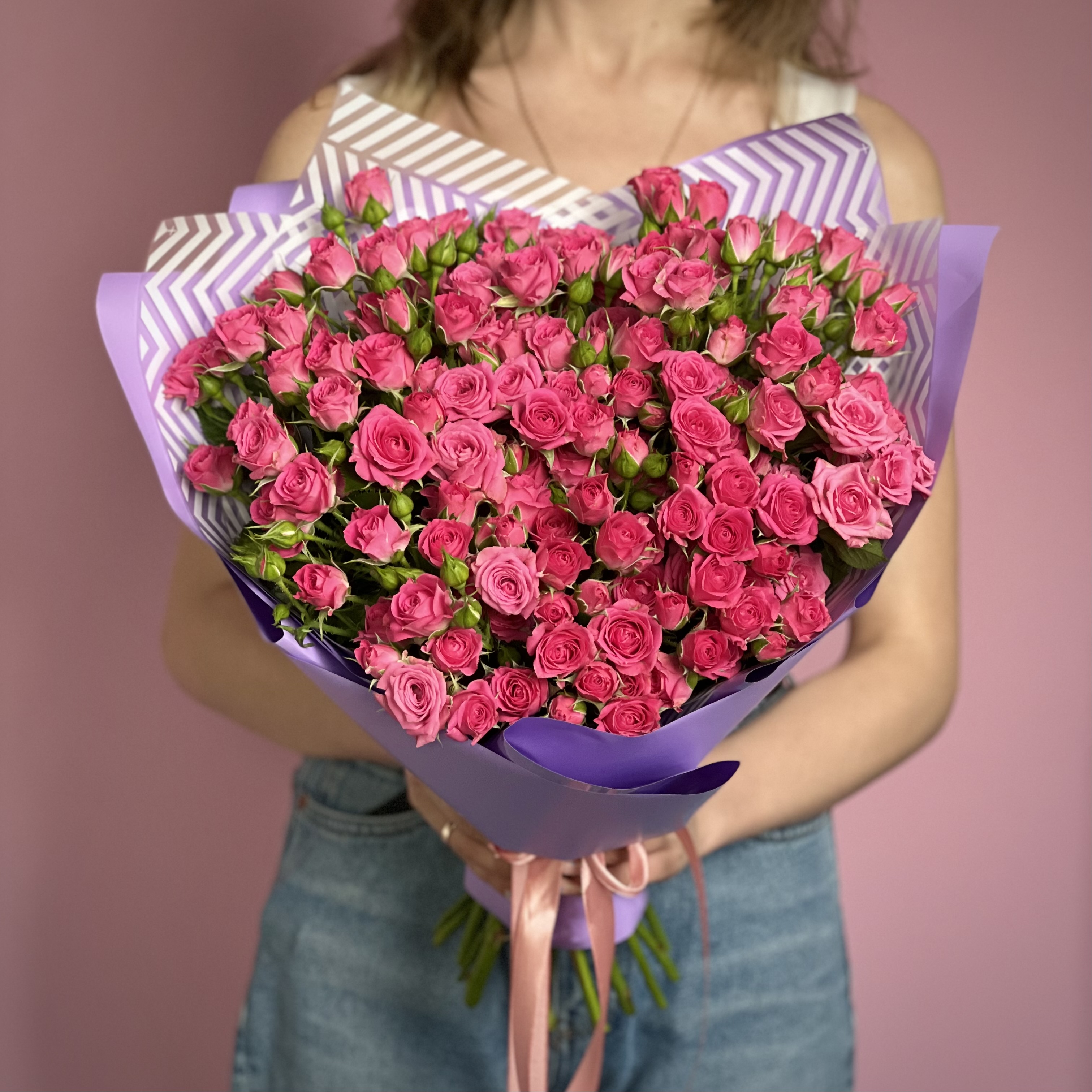 Кустовая роза Букет из 29 кустовых малиновых роз
