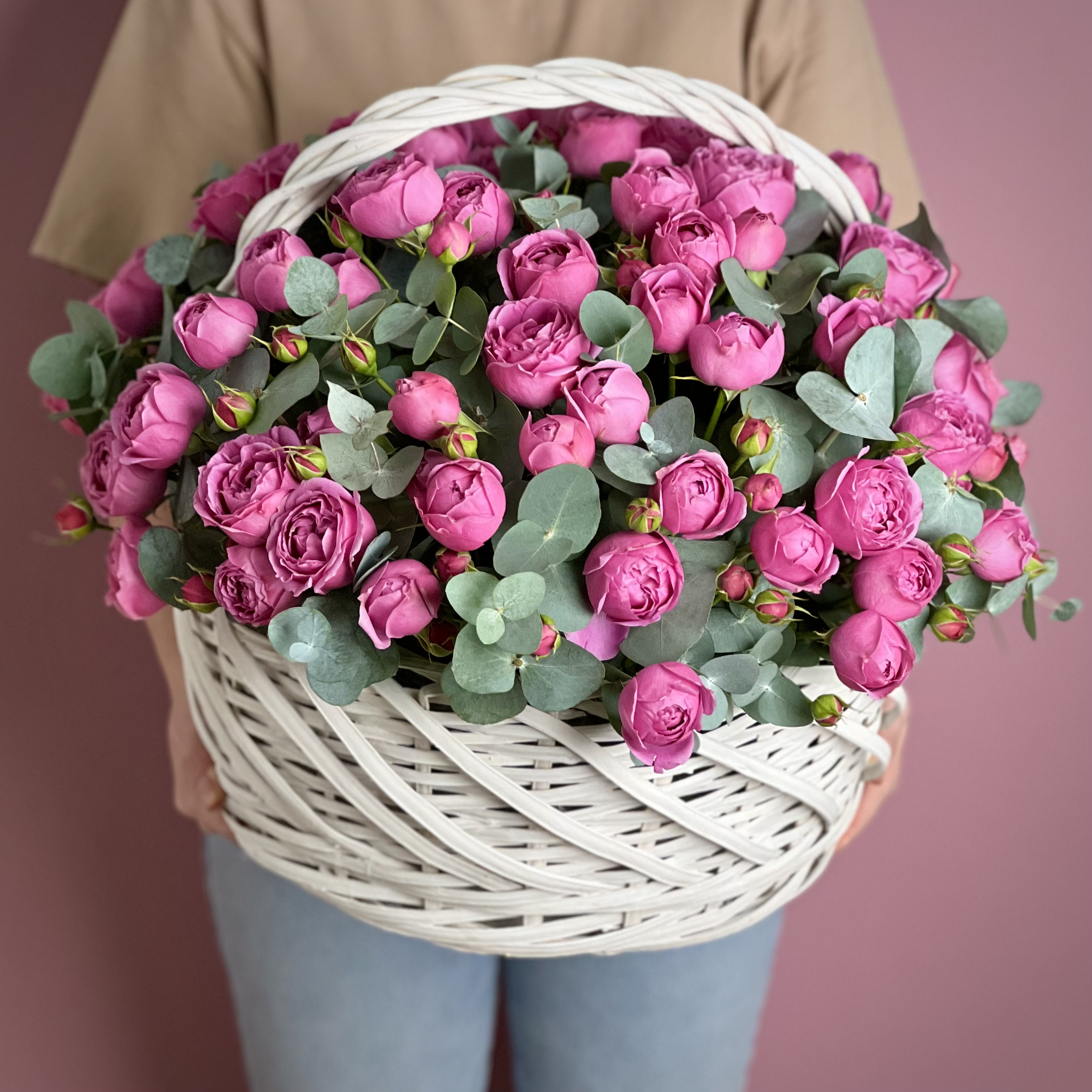 цена Малиновые кустовые пионовидные розы в корзине L