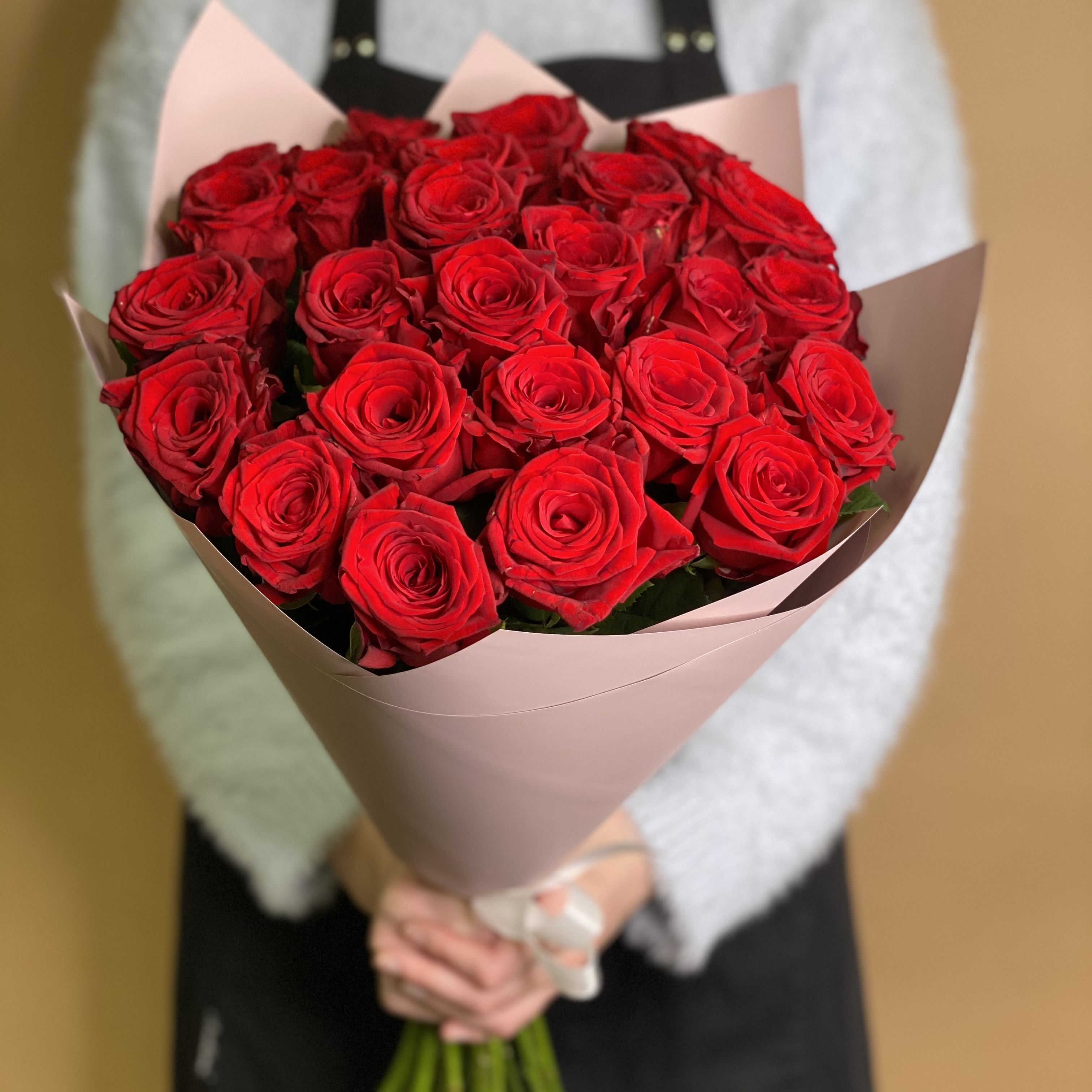 Букет из 25 красных роз (70 см)