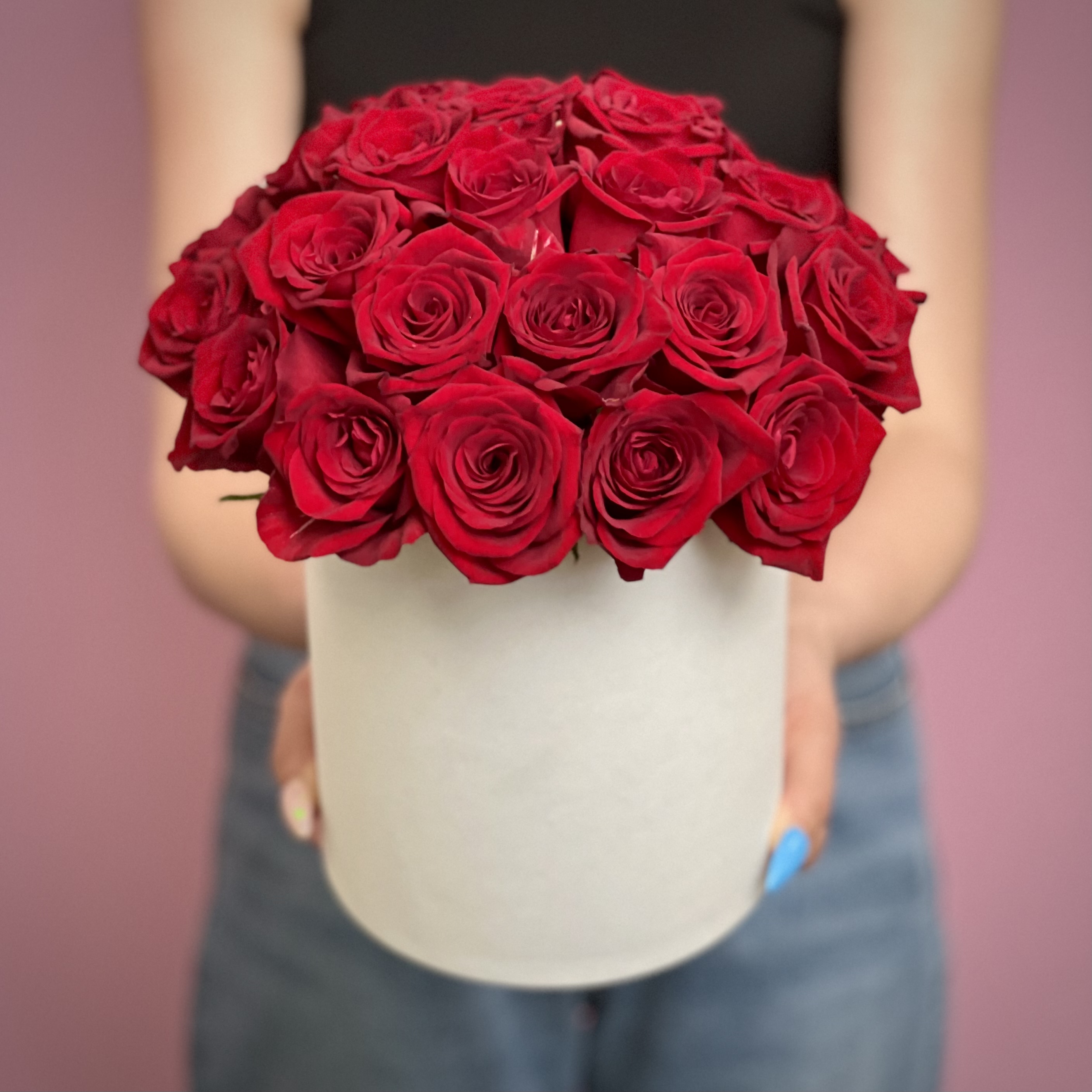Красные розы в шляпной коробке М