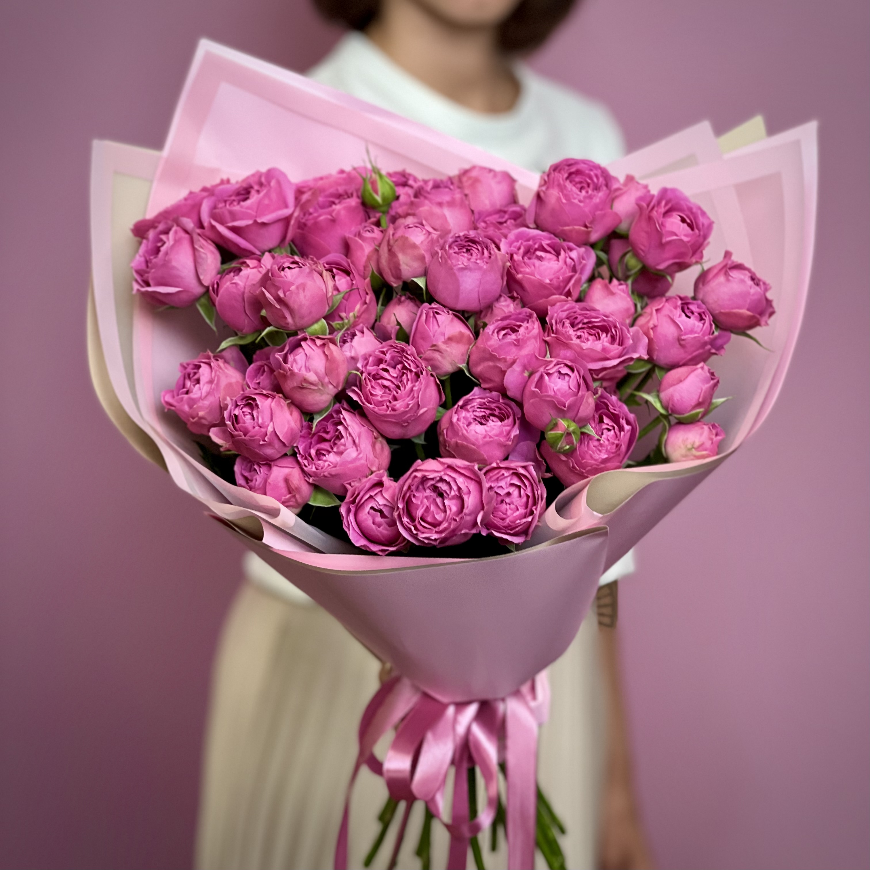 Кустовая роза Букет из 17 малиновых кустовых пионовидных роз
