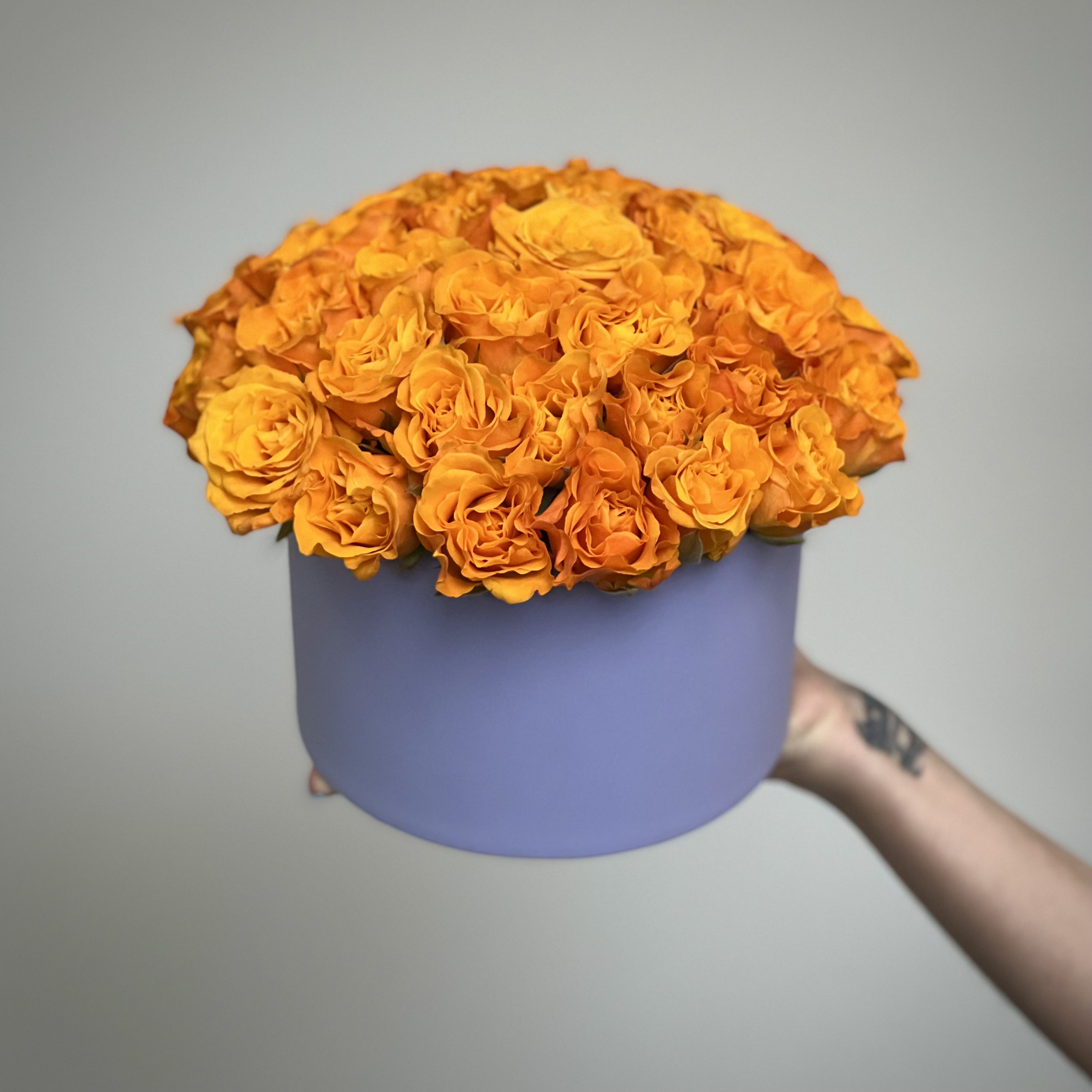 Букеты из роз Оранжевые розы в шляпной коробке S