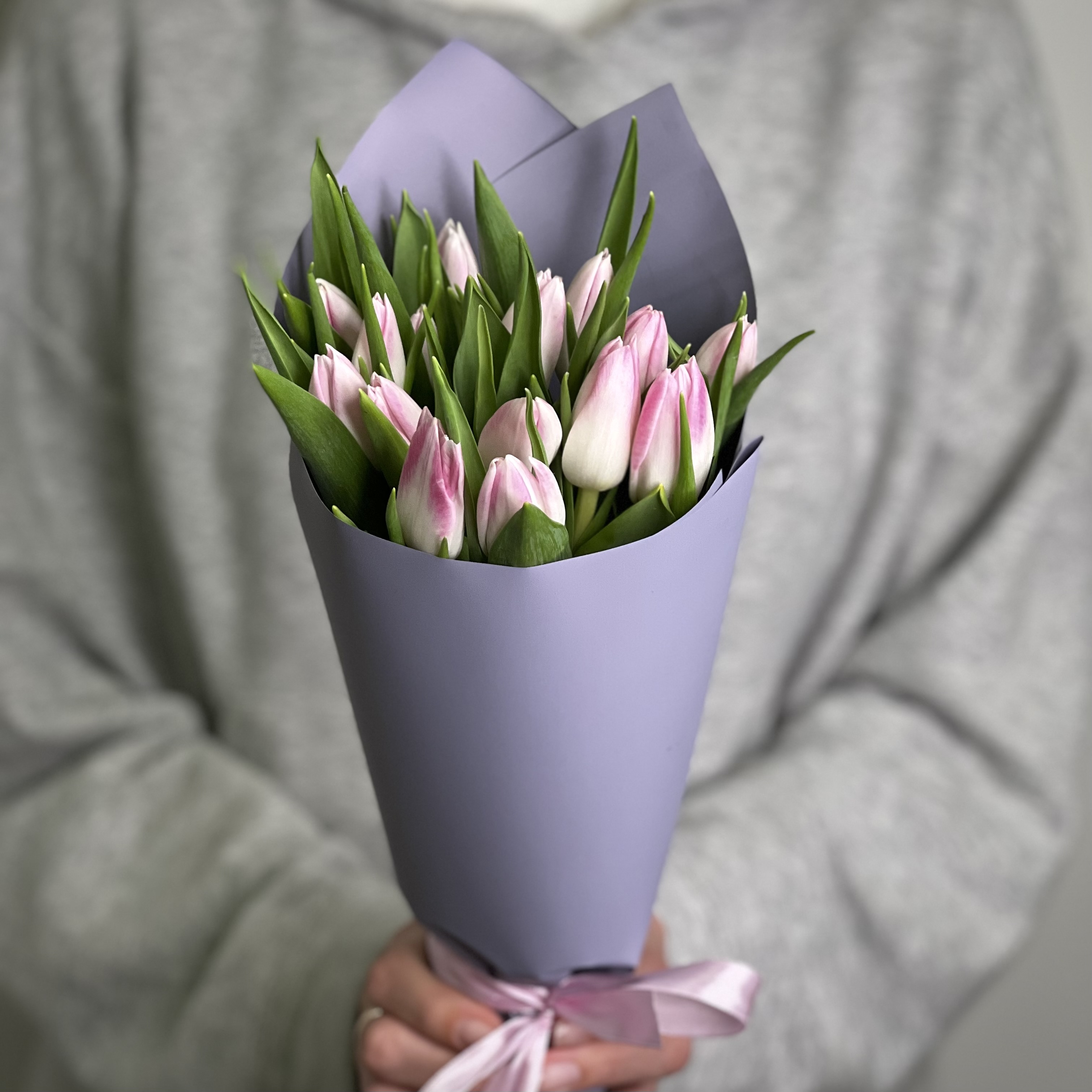 Букет из 15 розовых тюльпанов мужская футболка милая лиса и букет тюльпанов m черный