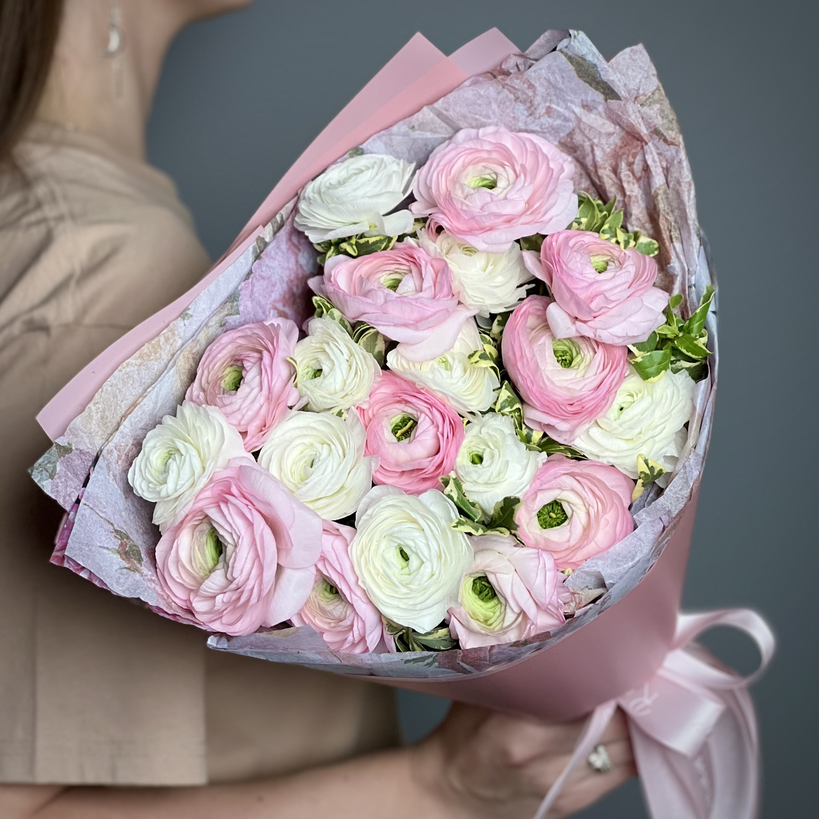 Ранункулюсы Букет из 19 розовых и белых ранункулюсов