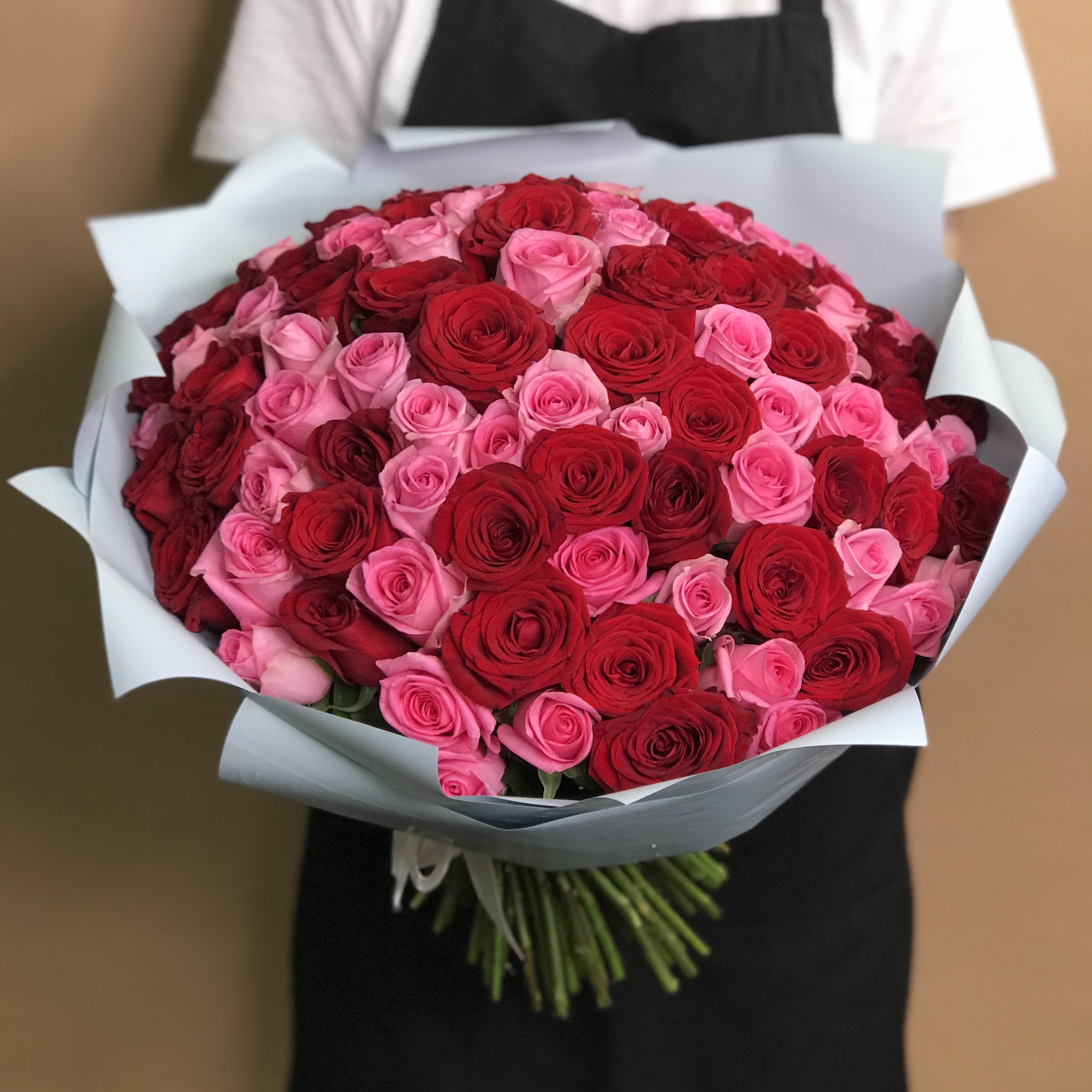 Букет из красных и розовых роз 101 шт. (40 см)