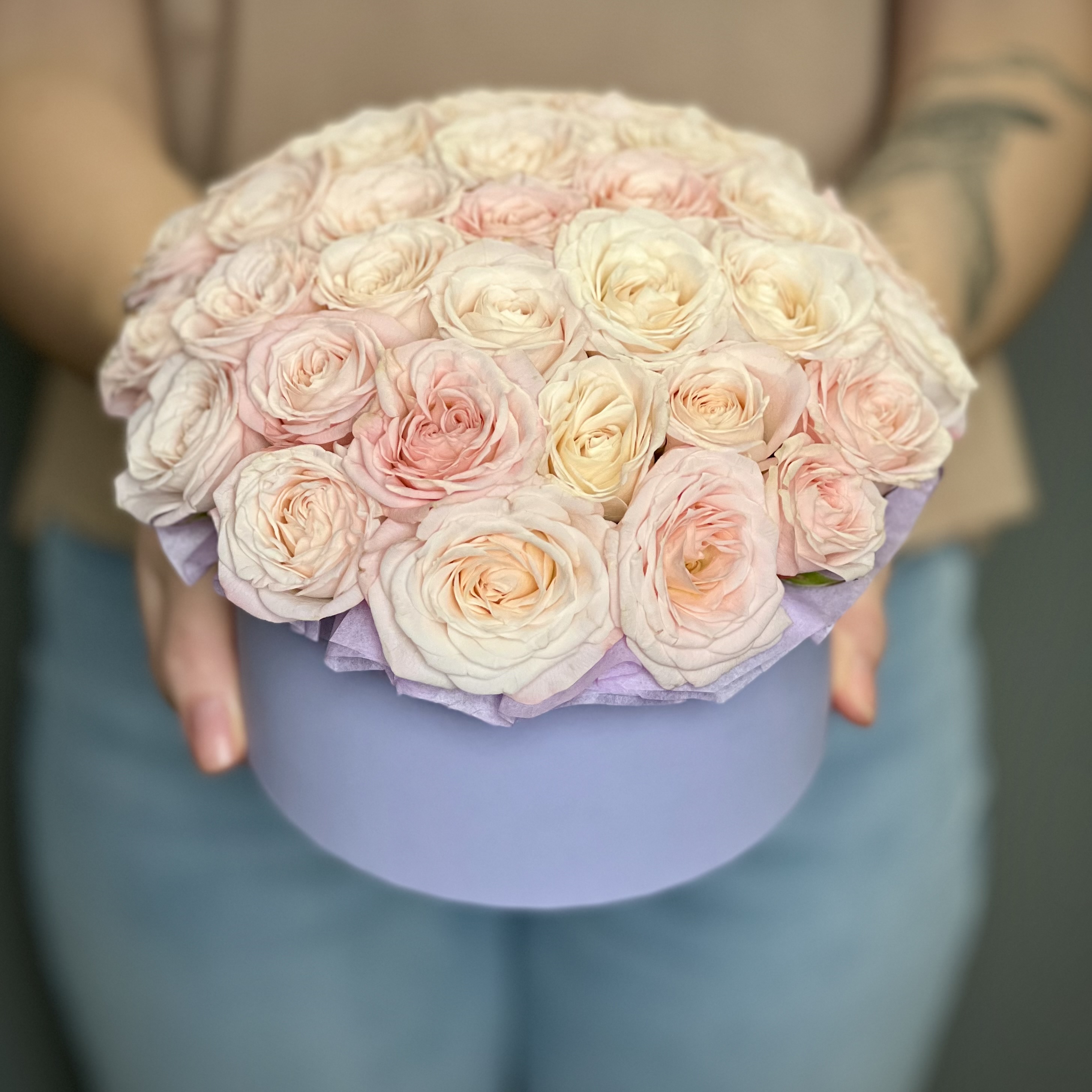 Розовые кустовые пионовидные розы в коробке S