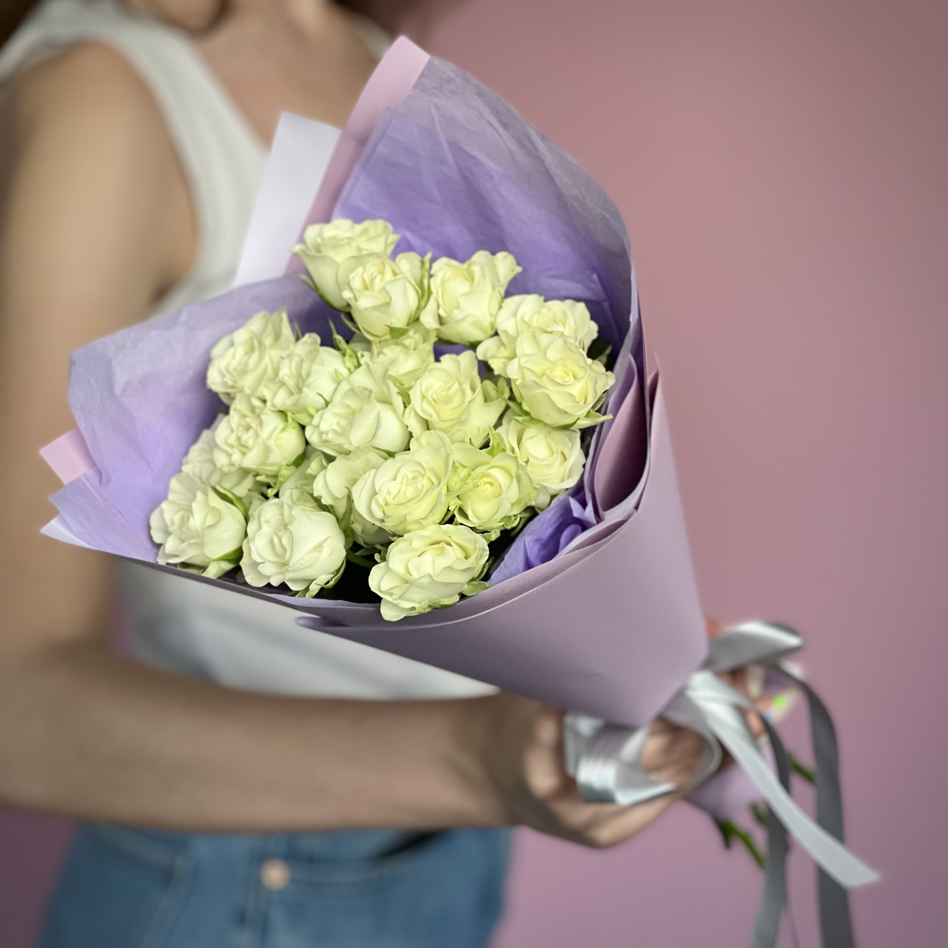 Букет из 7 кустовых белых роз букет из 15 белых кустовых роз кения 40 см