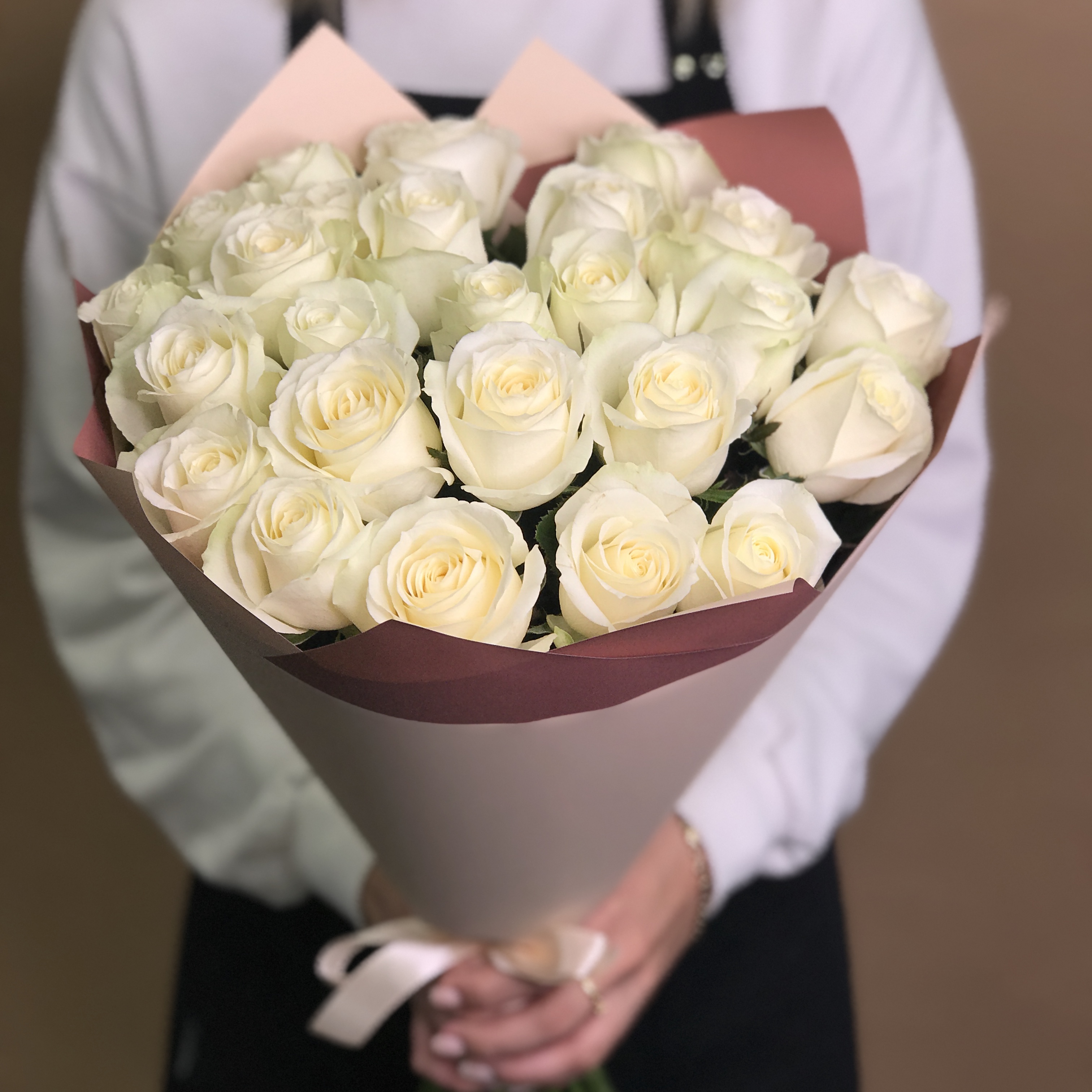 Букет из 25 белых роз (60 см) букет из 15 белых роз 60 см
