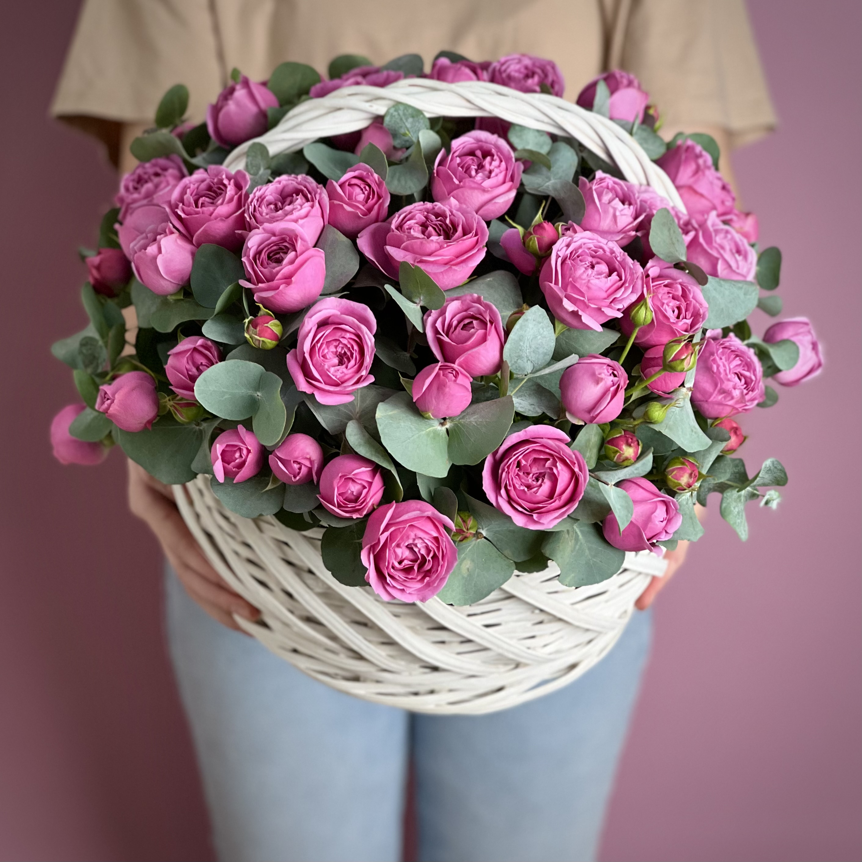 цена Малиновые кустовые пионовидные розы в корзине M