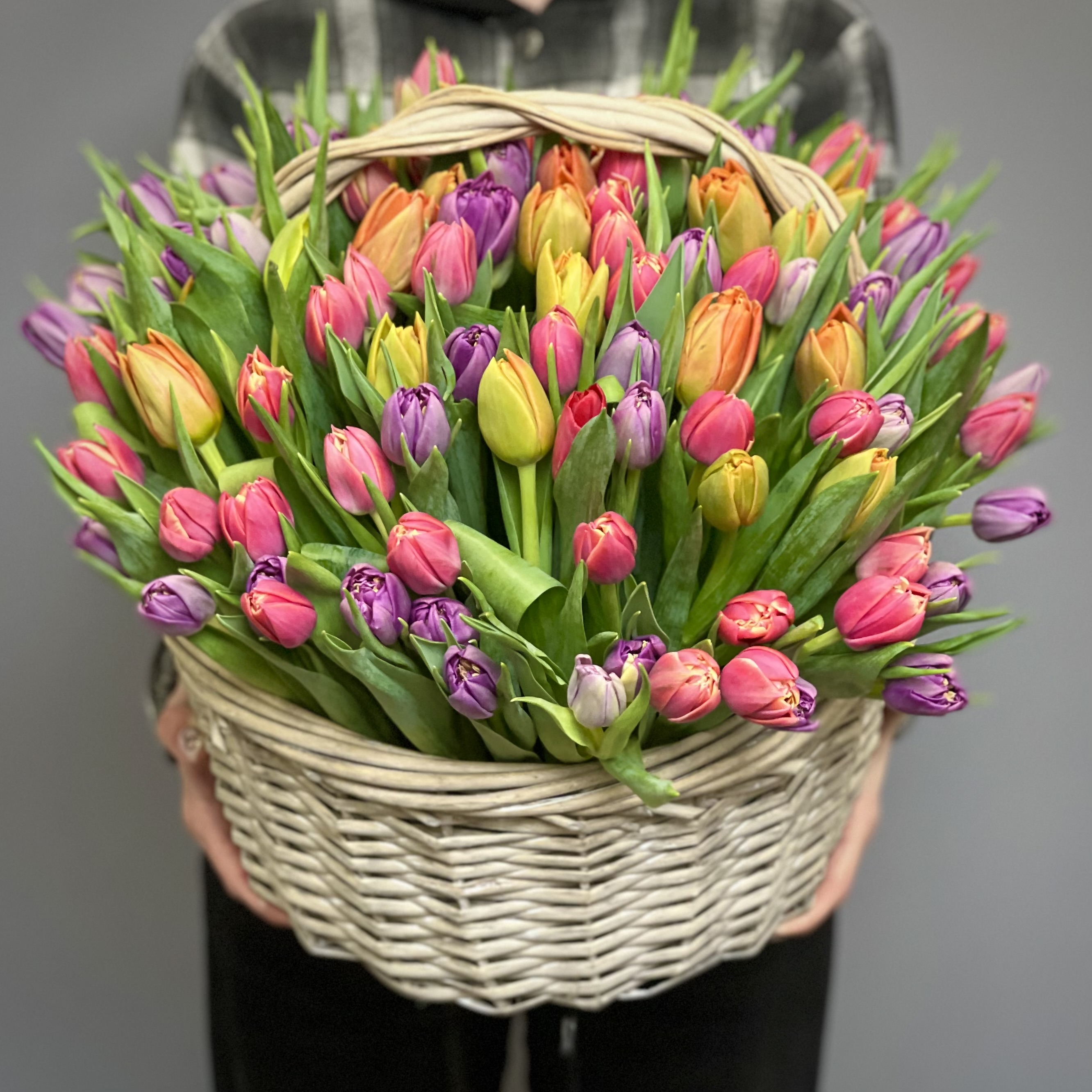 Тюльпаны Корзина из 51 пионовидного тюльпана (микс)