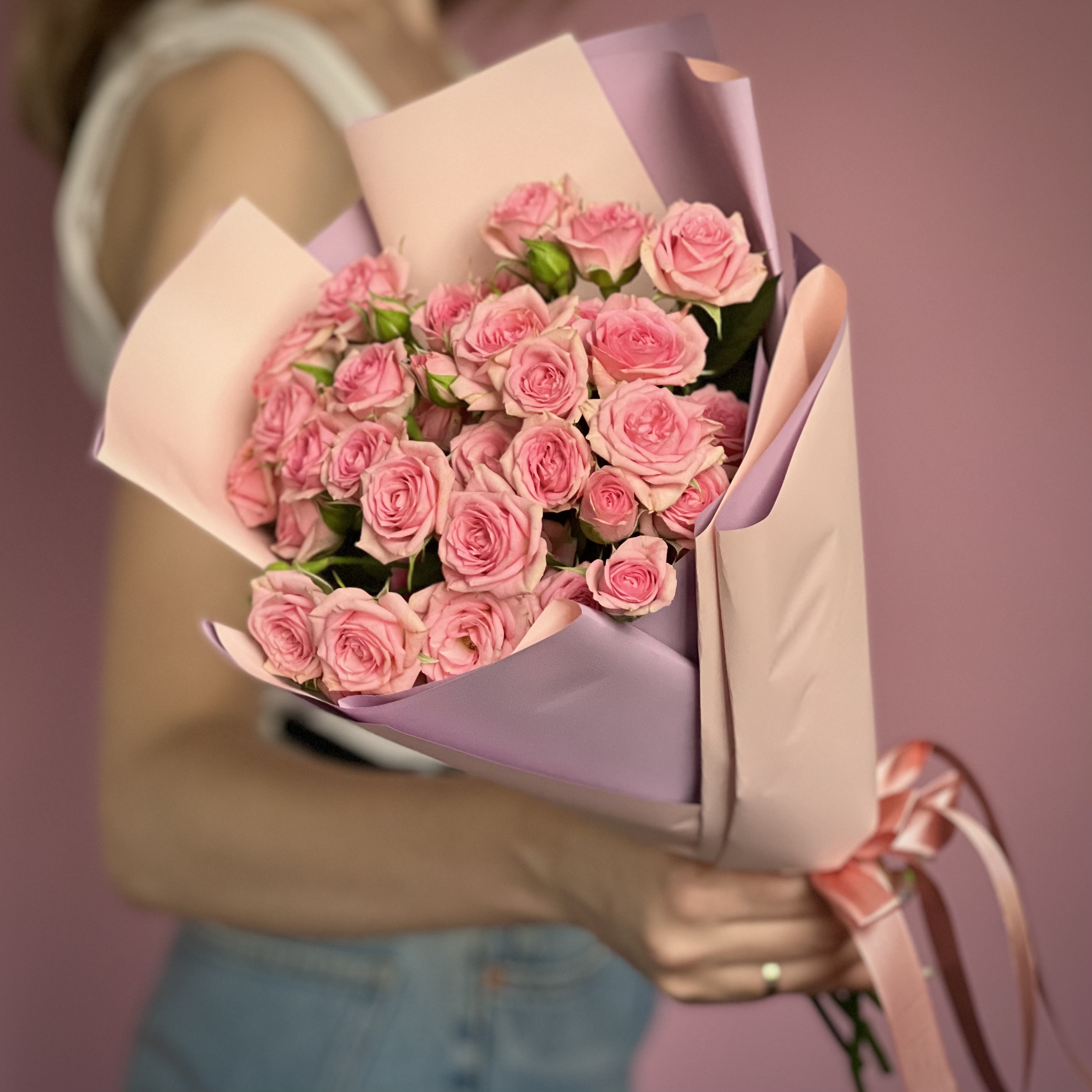 Букет из 7 кустовых розовых роз букет из 17 кустовых розовых роз