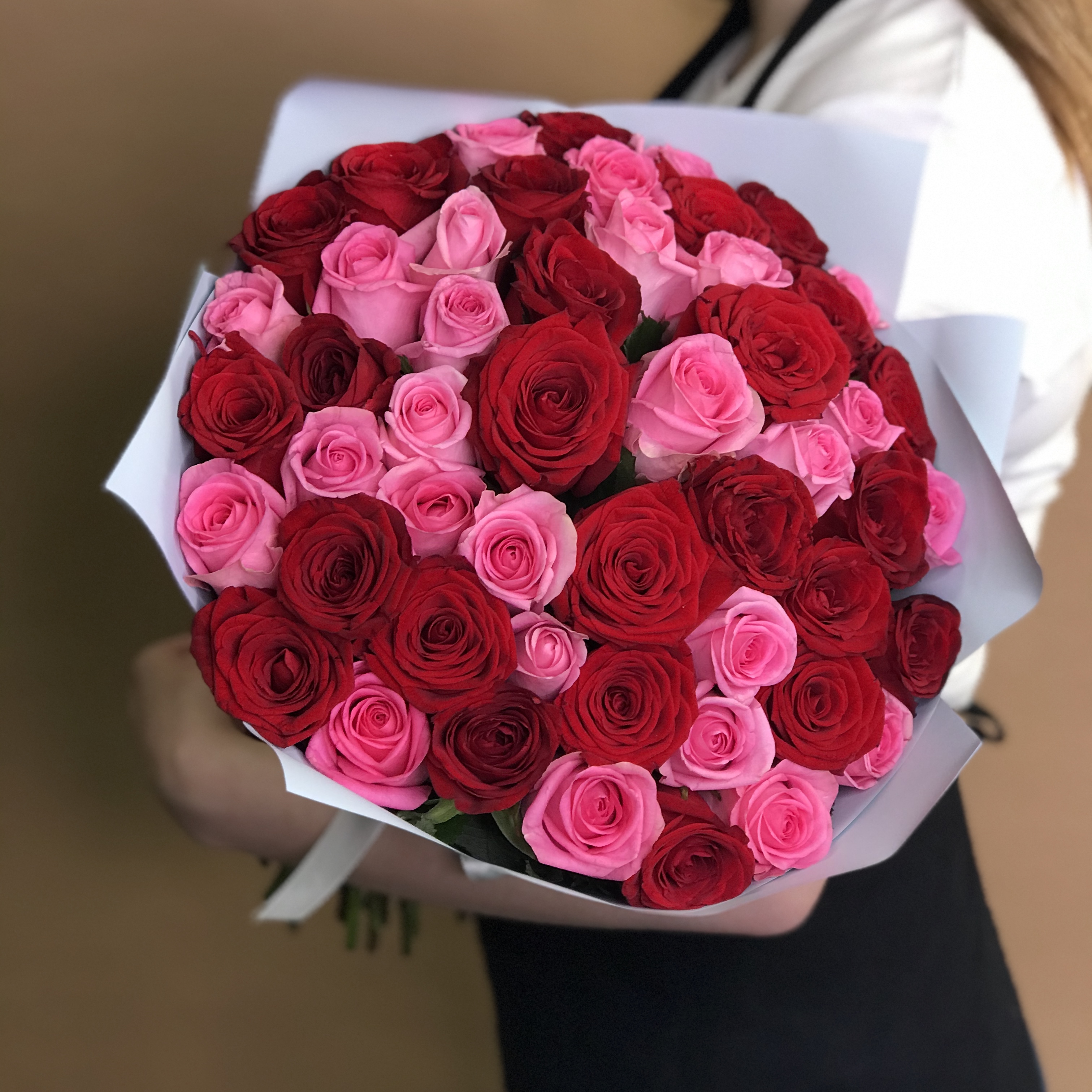 Розы Букет из красных и розовых роз 51 шт. (40 см)