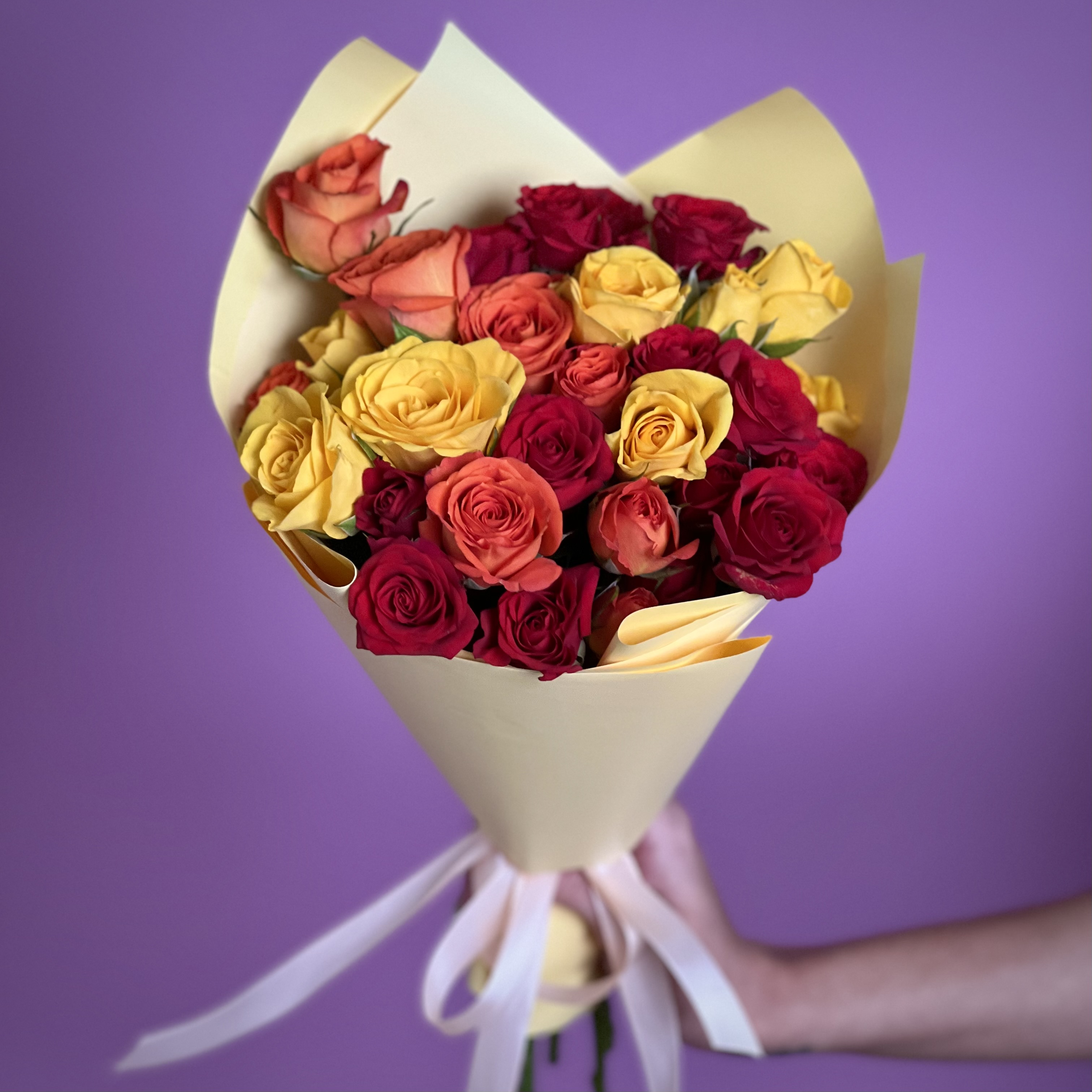 Кустовая роза Букет из 7 ярких кустовых роз