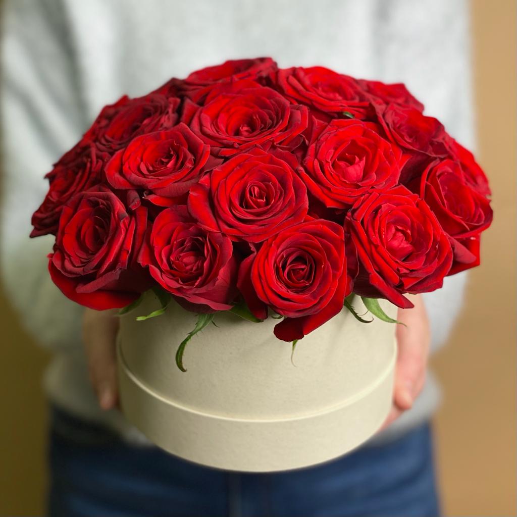 Красные розы в шляпной коробке S