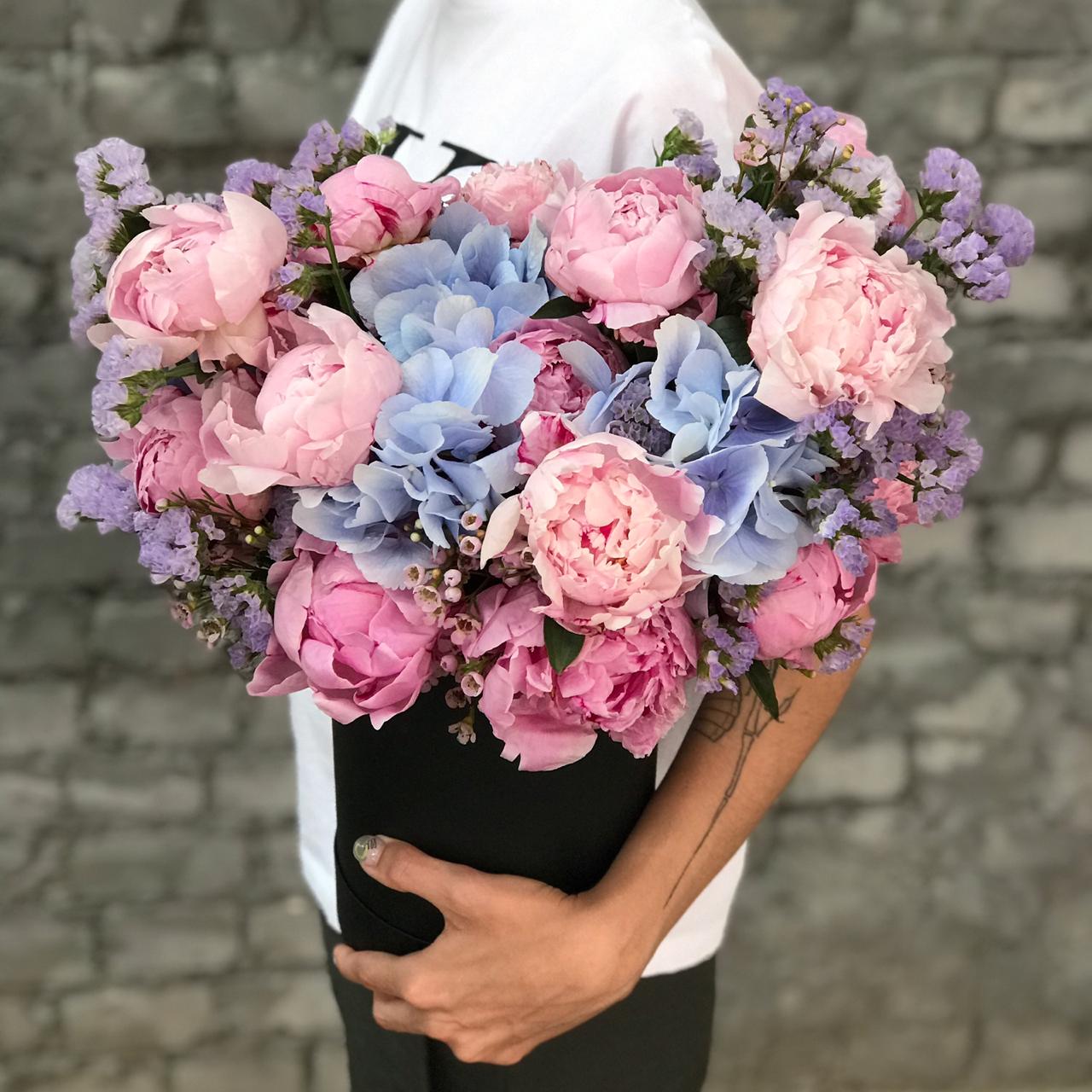 Insta букеты Цветы в коробке Новый Рим