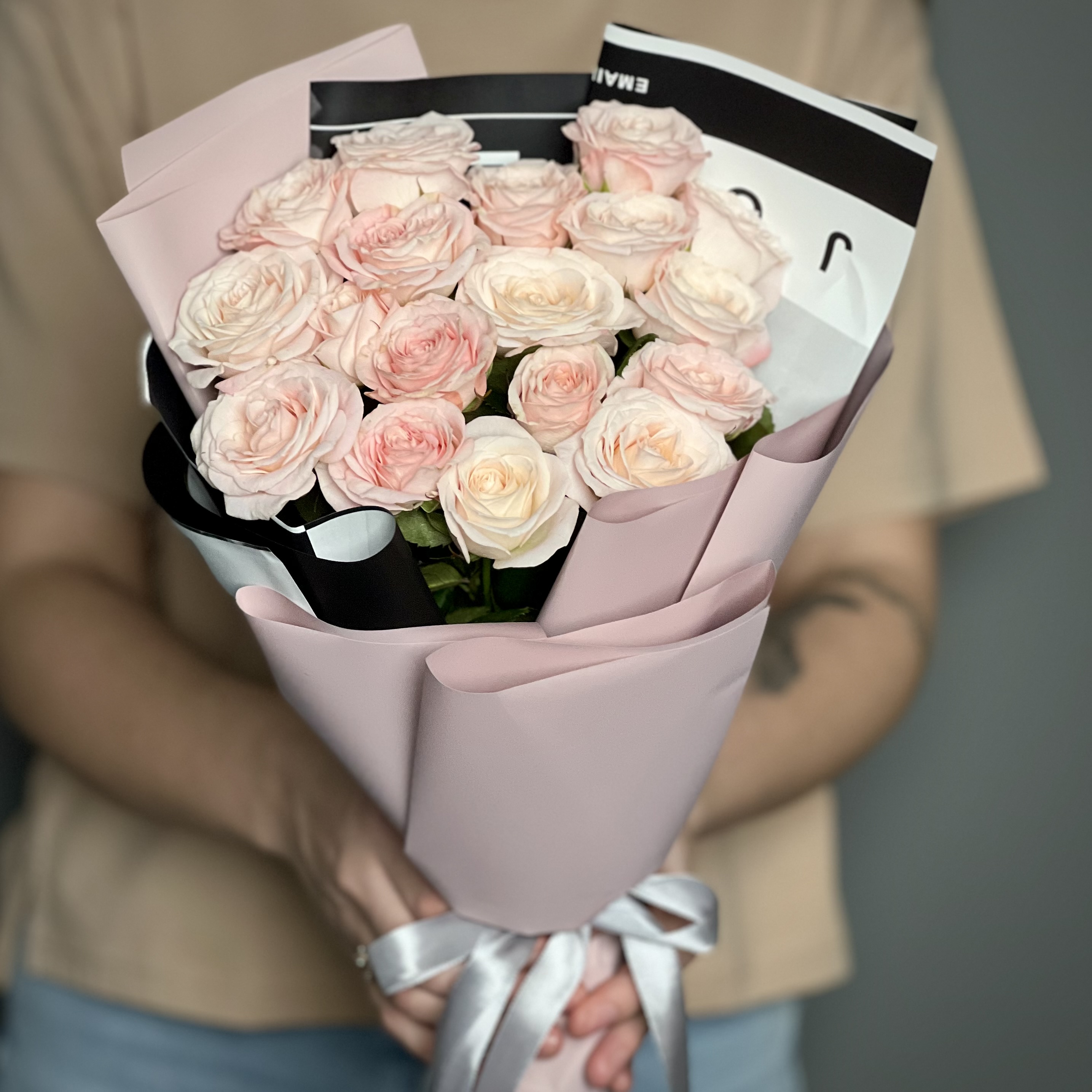 Букет из 5 розовых кустовых пионовидных роз букет из 5 малиновых кустовых пионовидных роз