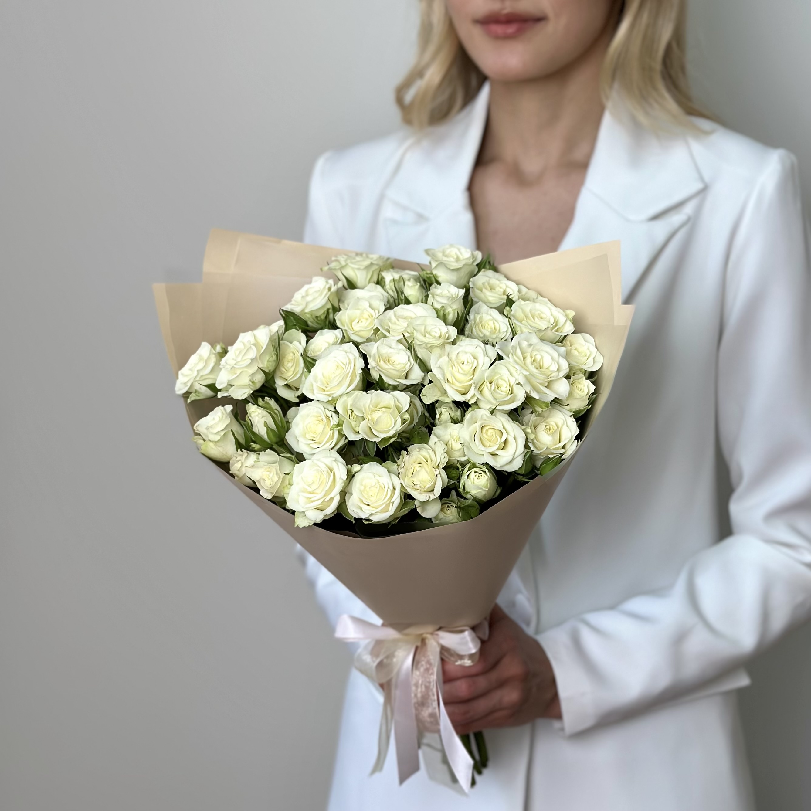 Букет из 11 кустовых белых роз букет из 15 белых кустовых роз кения 40 см