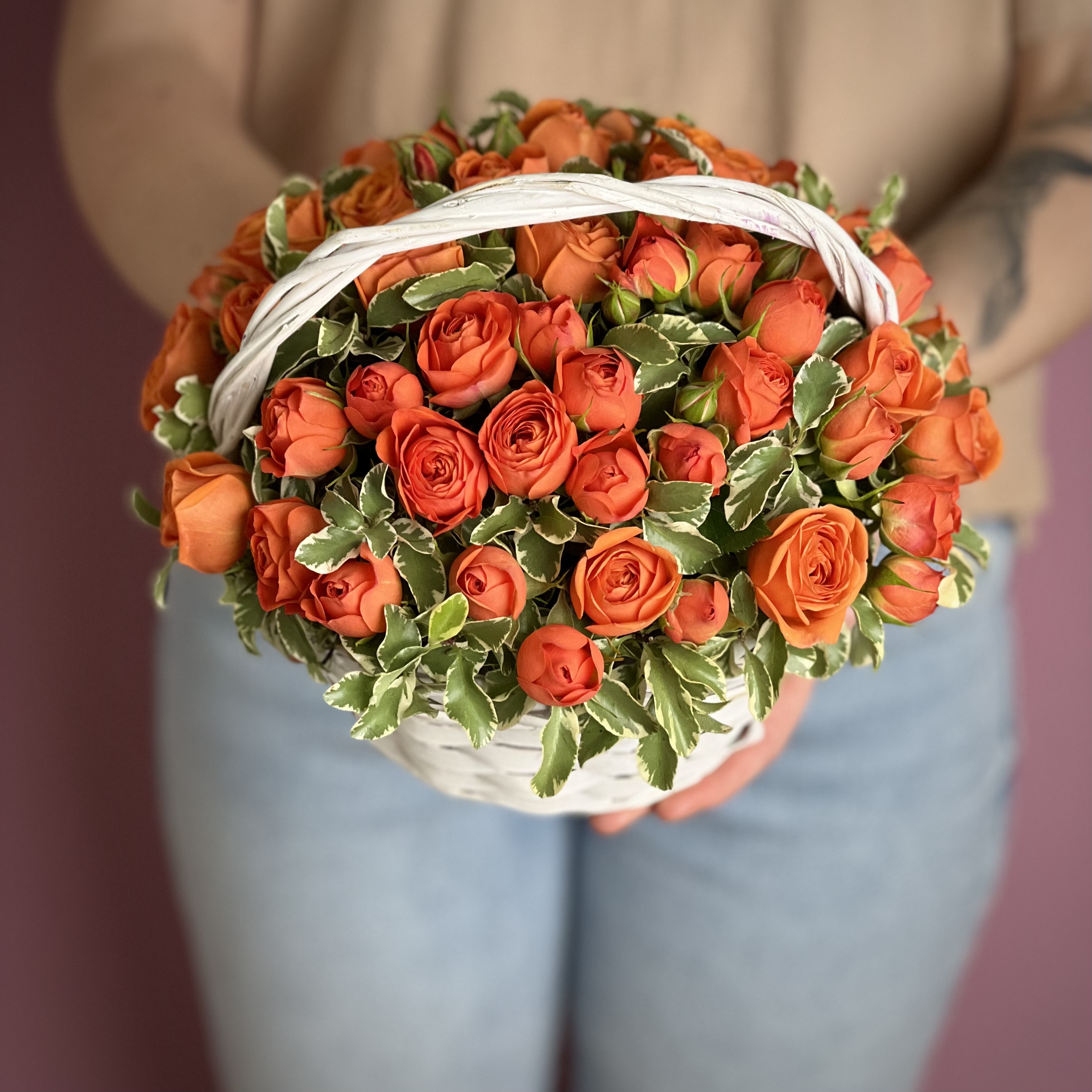 Цветы в корзине Оранжевые кустовые розы в корзине XS