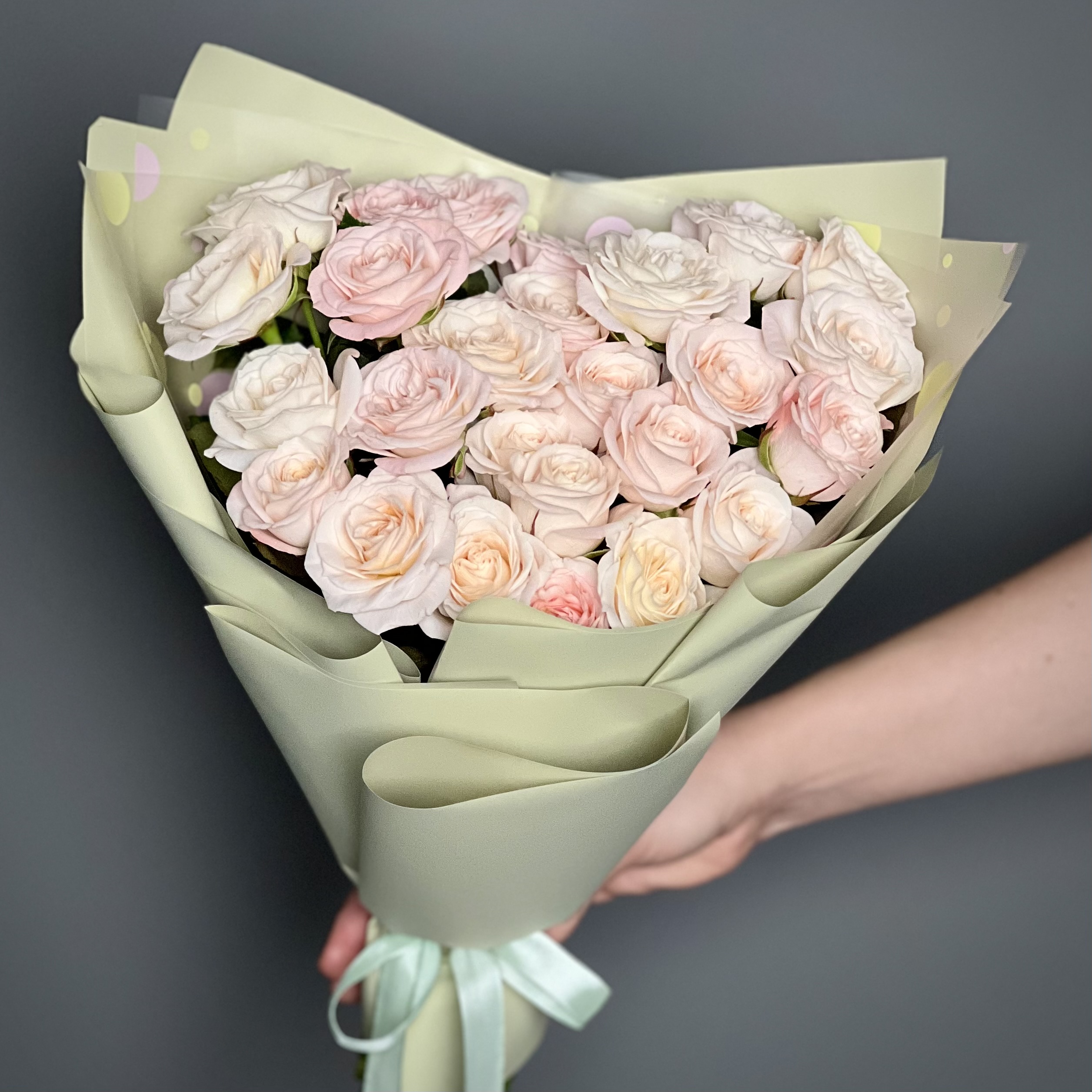 Кустовая роза Букет из 11 розовых кустовых пионовидных роз