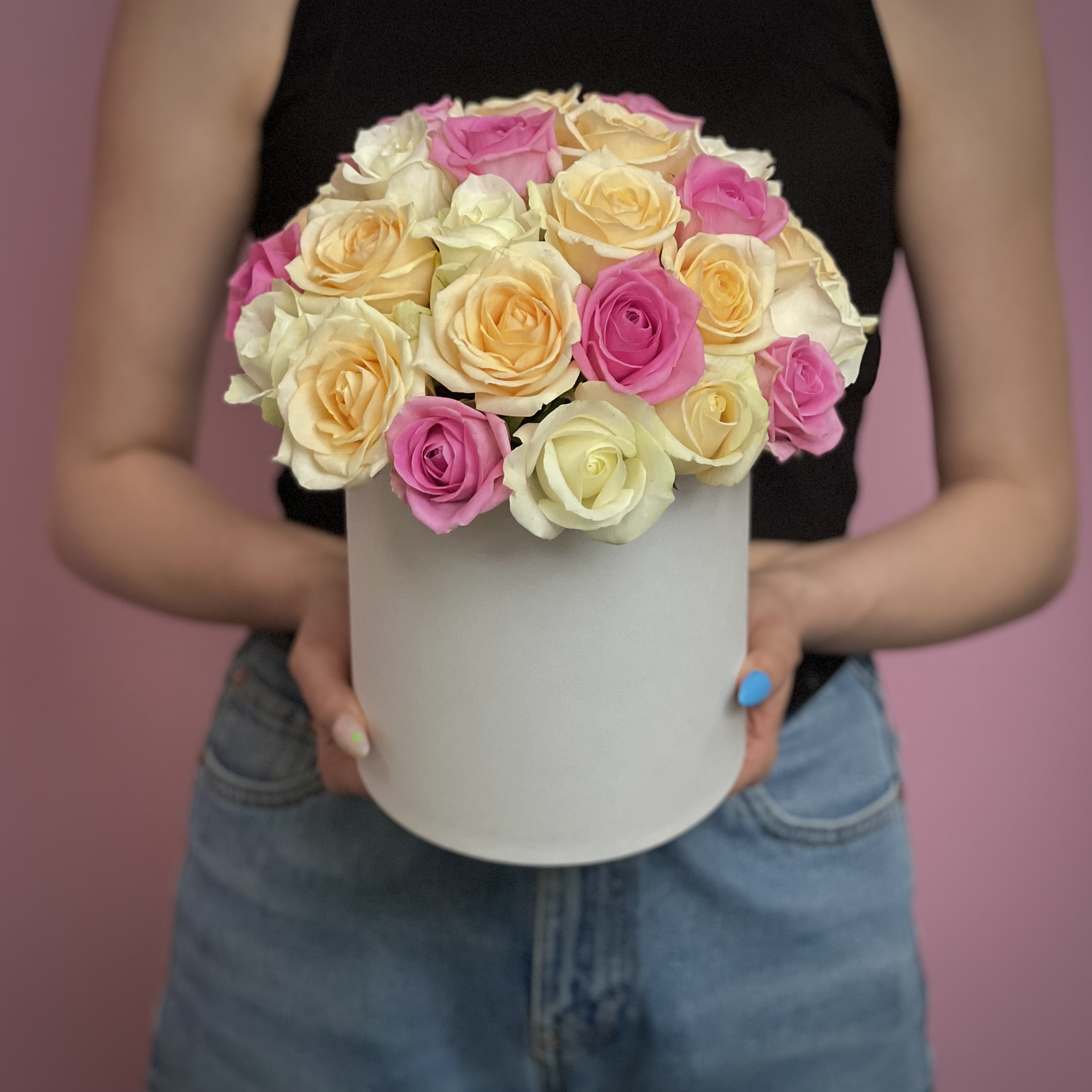 Цветы в коробке Нежный микс из роз в шляпной коробке М